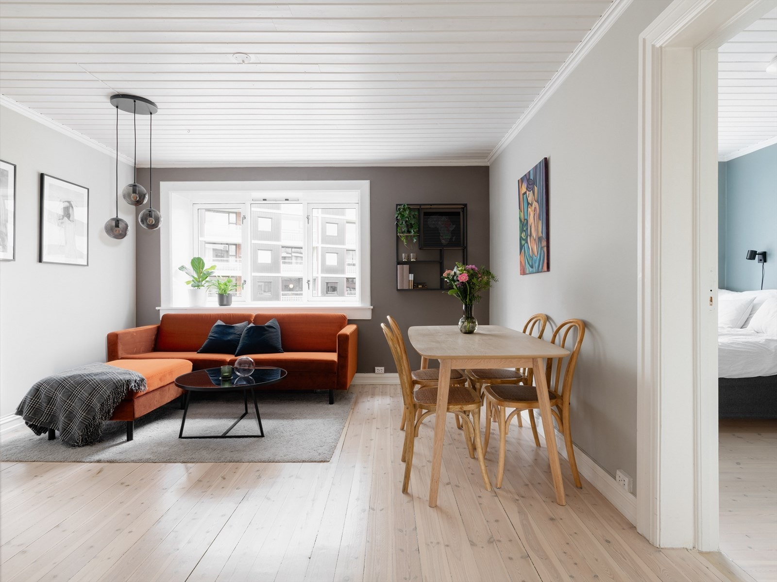 Rikelig med lysinnslipp fra store vindusflater som sørger for en åpen og luftig romfølelse. Galleribilde