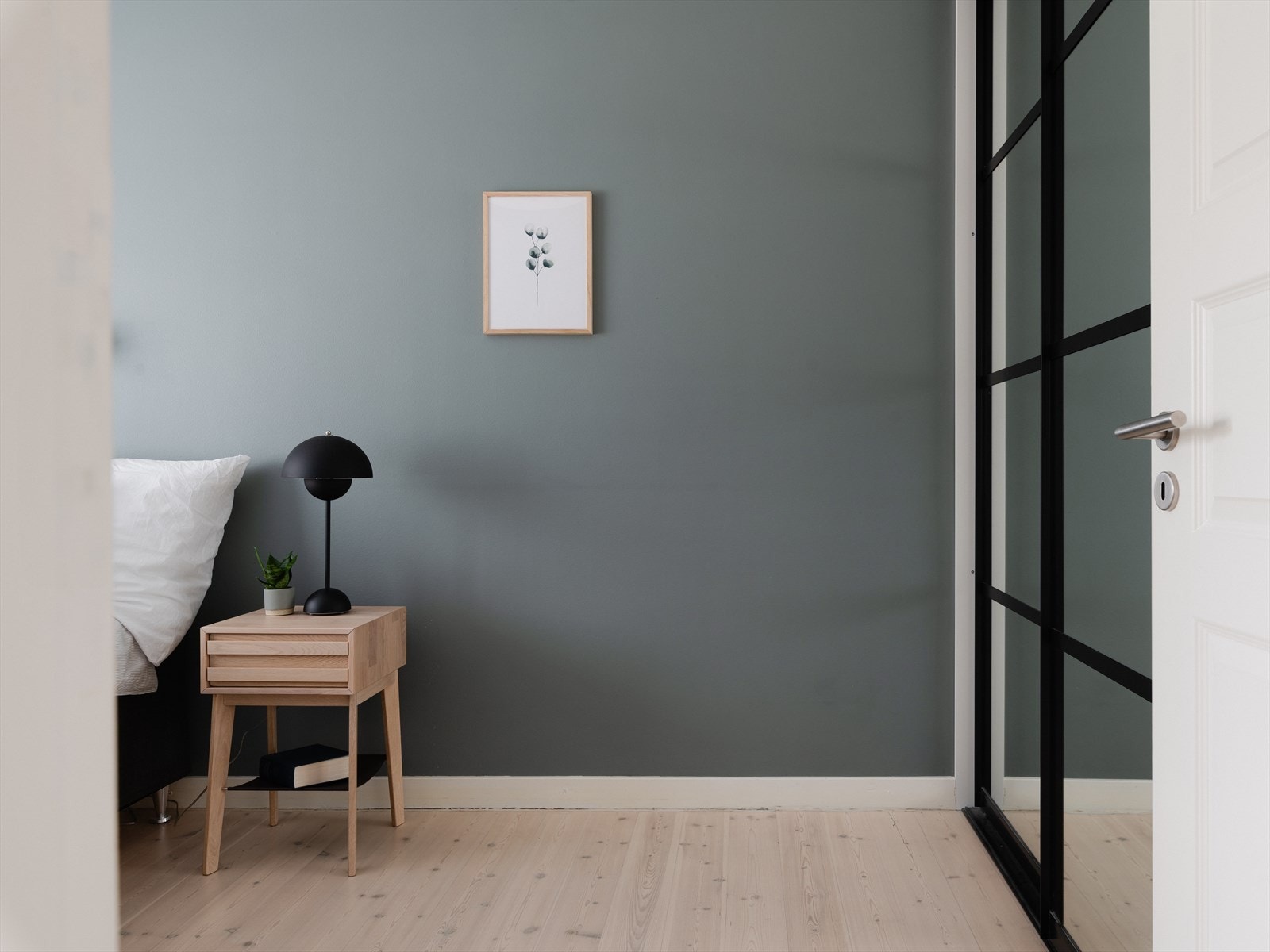 Fra stuen er det inngang til leilighetens soverom. Galleribilde