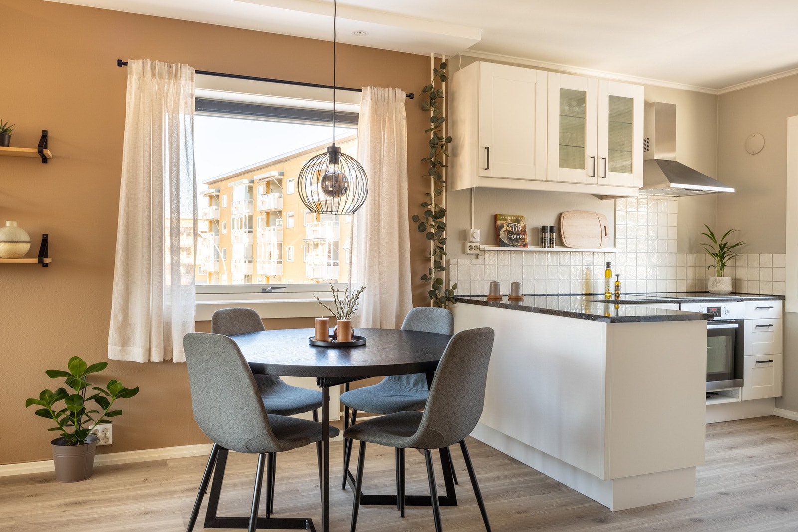 Stuen og kjøkkenet ligger i en delvis åpen løsning. Galleribilde