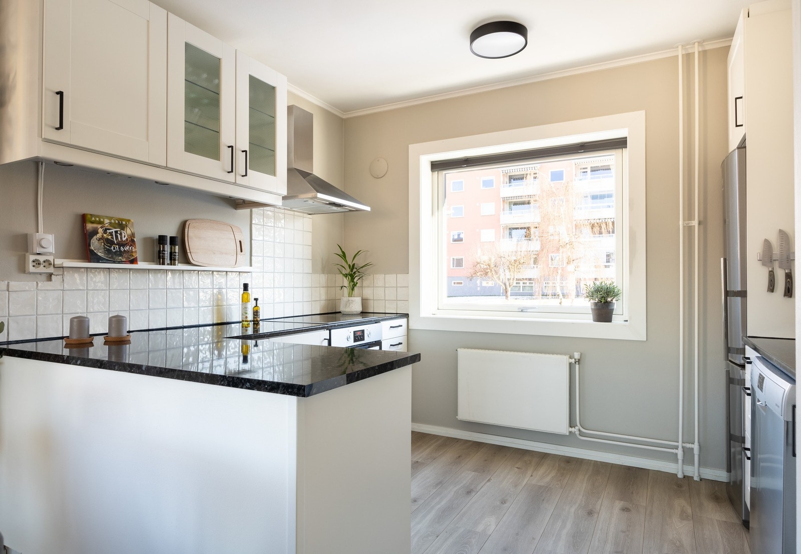 Kjøkkenet har en tidsmessig innredning med slette fronter. Galleribilde