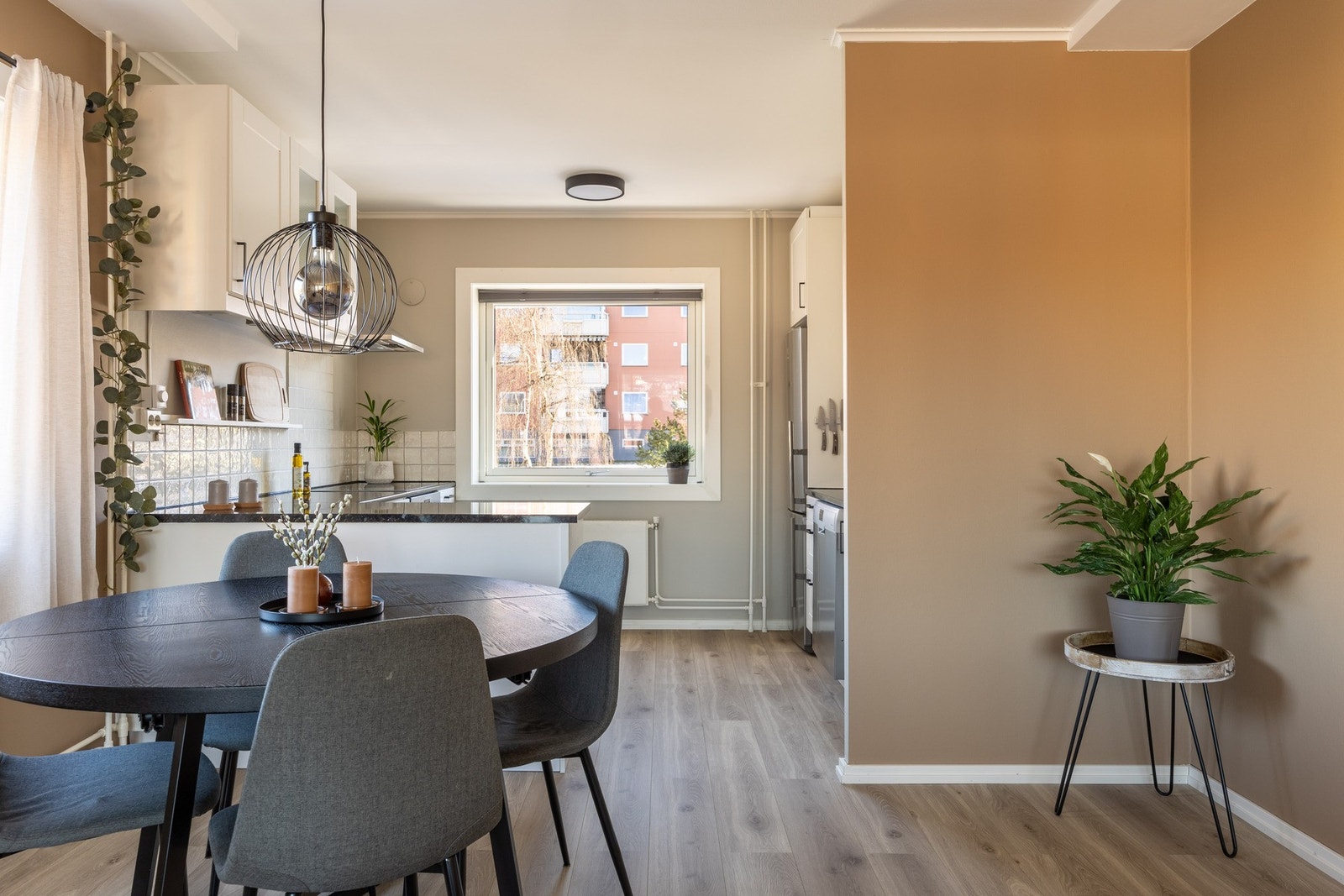 Det er naturlig plass til spisegruppe mellom de to sonene. Galleribilde