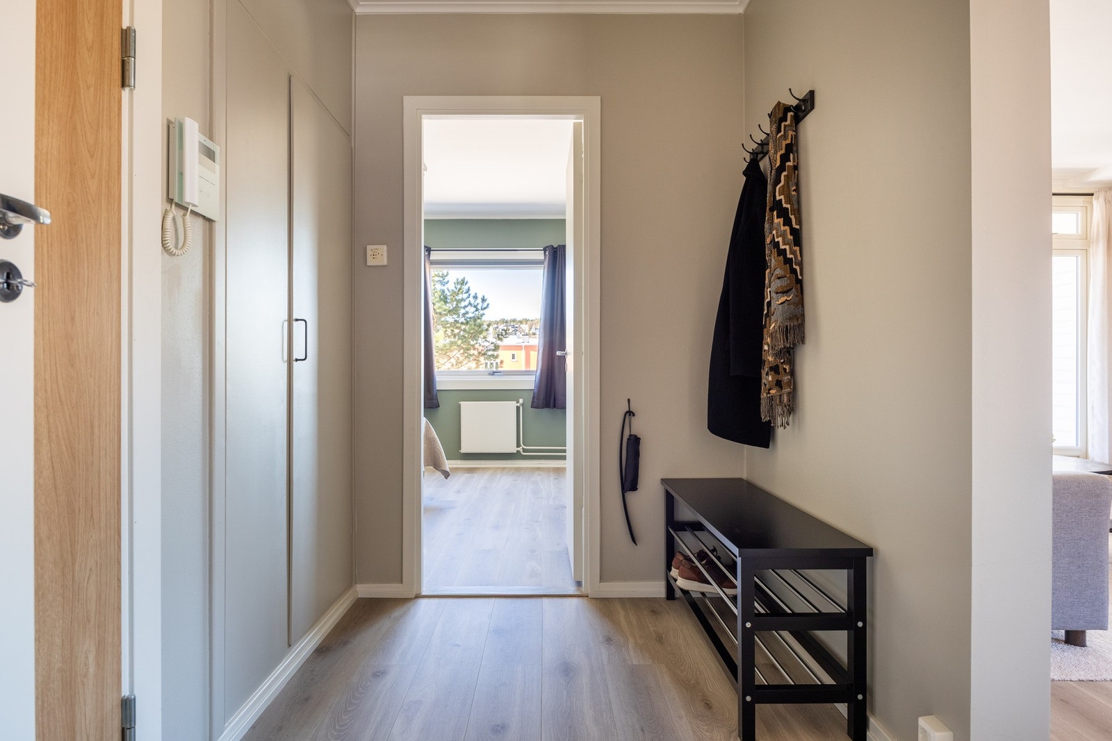 God plass for klesoppheng og oppbevaring av sko. Galleribilde