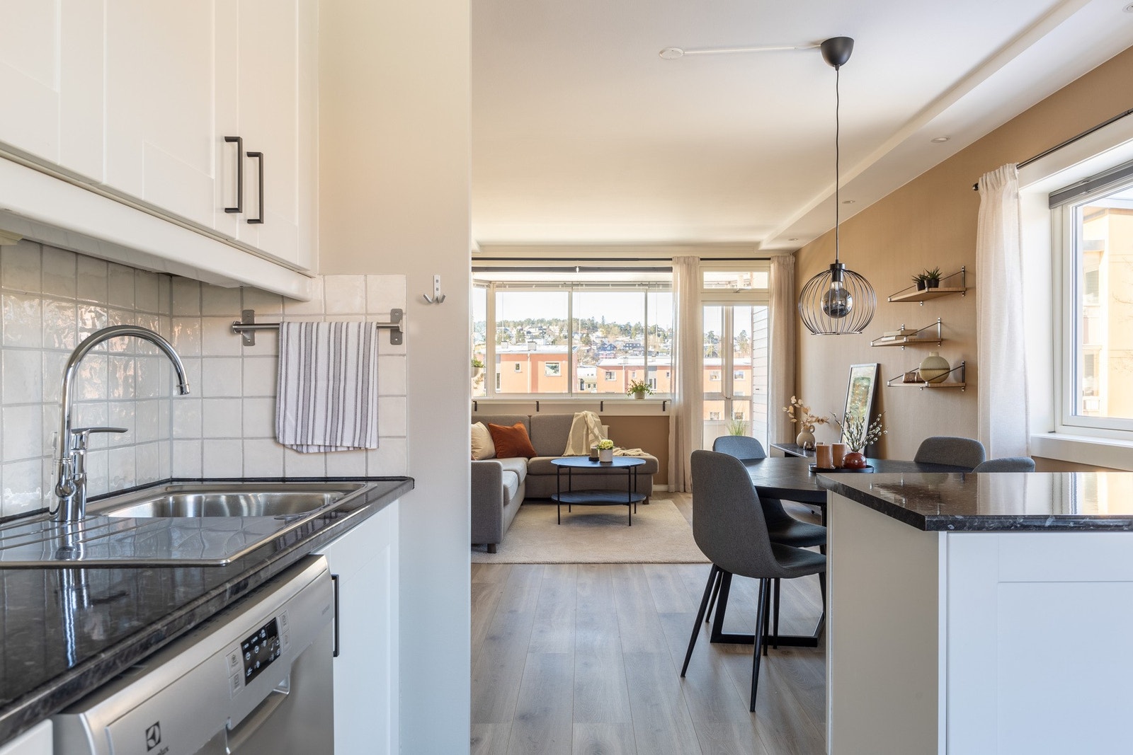 Den åpne løsningen gjør at man får ett stort sosialt oppholdsrom. Galleribilde