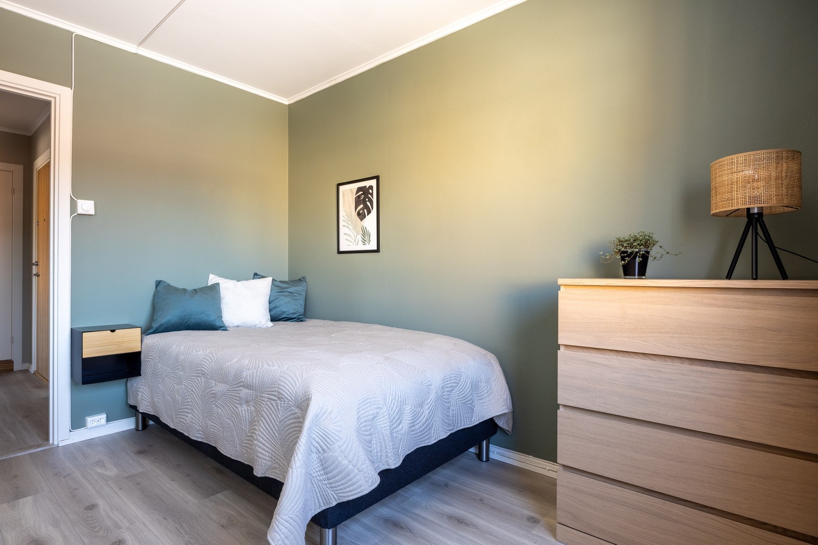 Innbydende soverom med god plass til stor dobbeltseng. Galleribilde