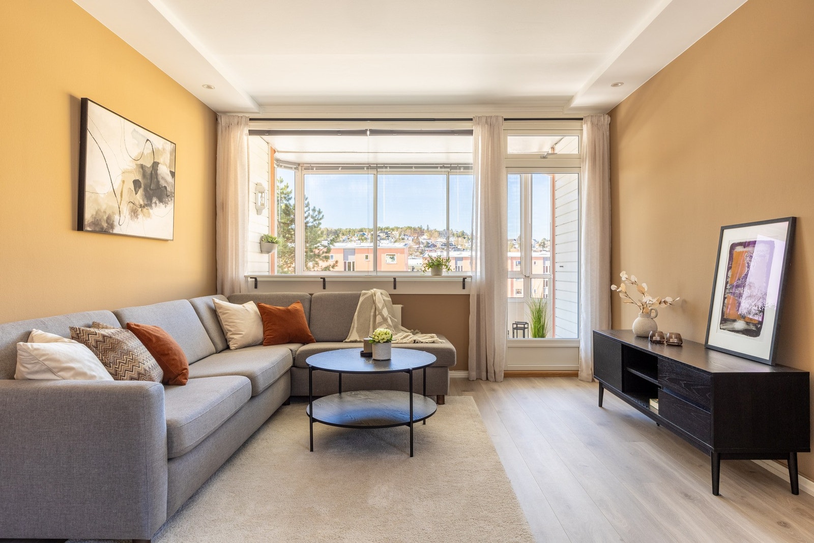 Leiligheten er stilren og lys med store vindusflater. Galleribilde