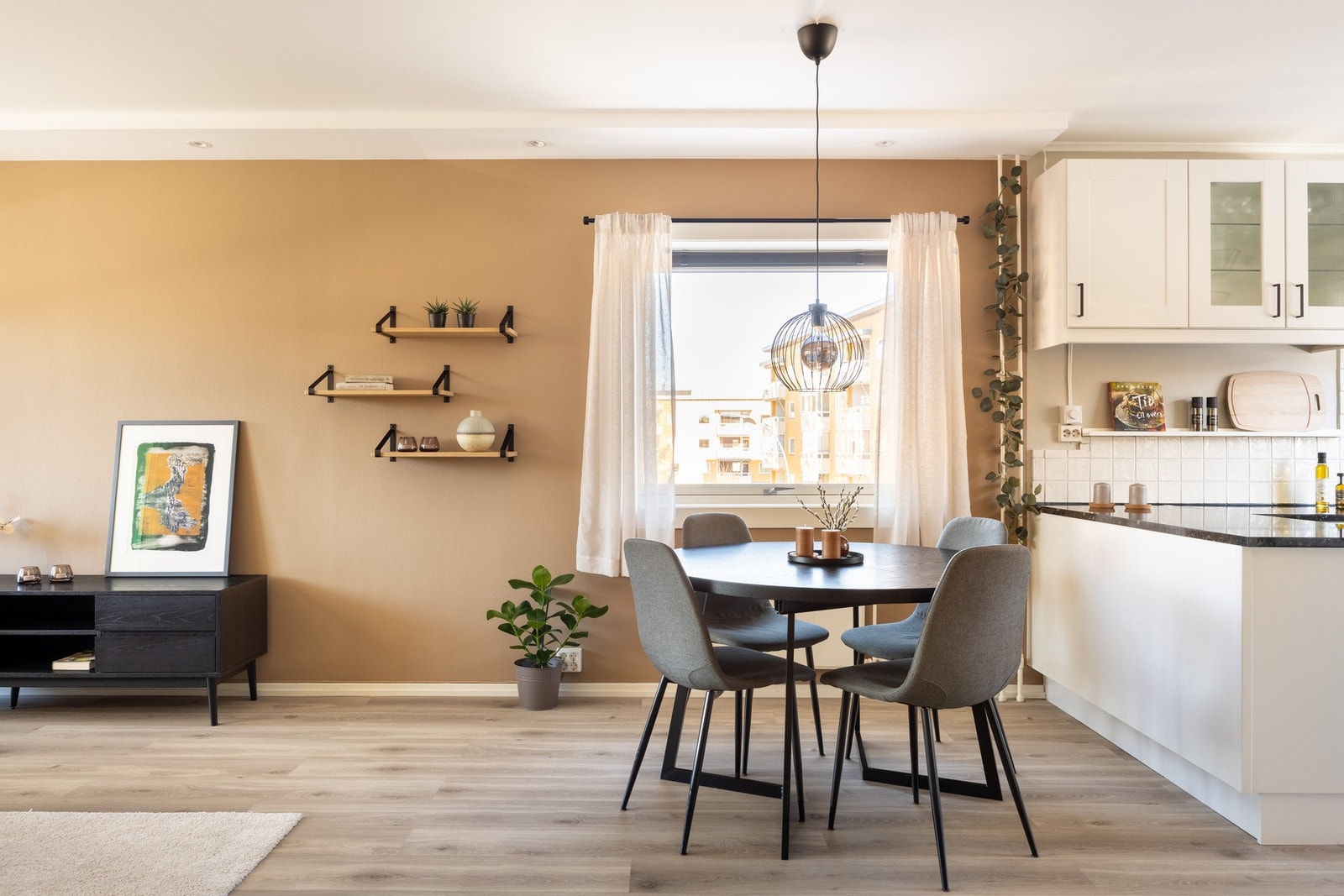 Hjørnebeliggenheten gjør at man får lysinnslipp fra to himmelretninger, Galleribilde