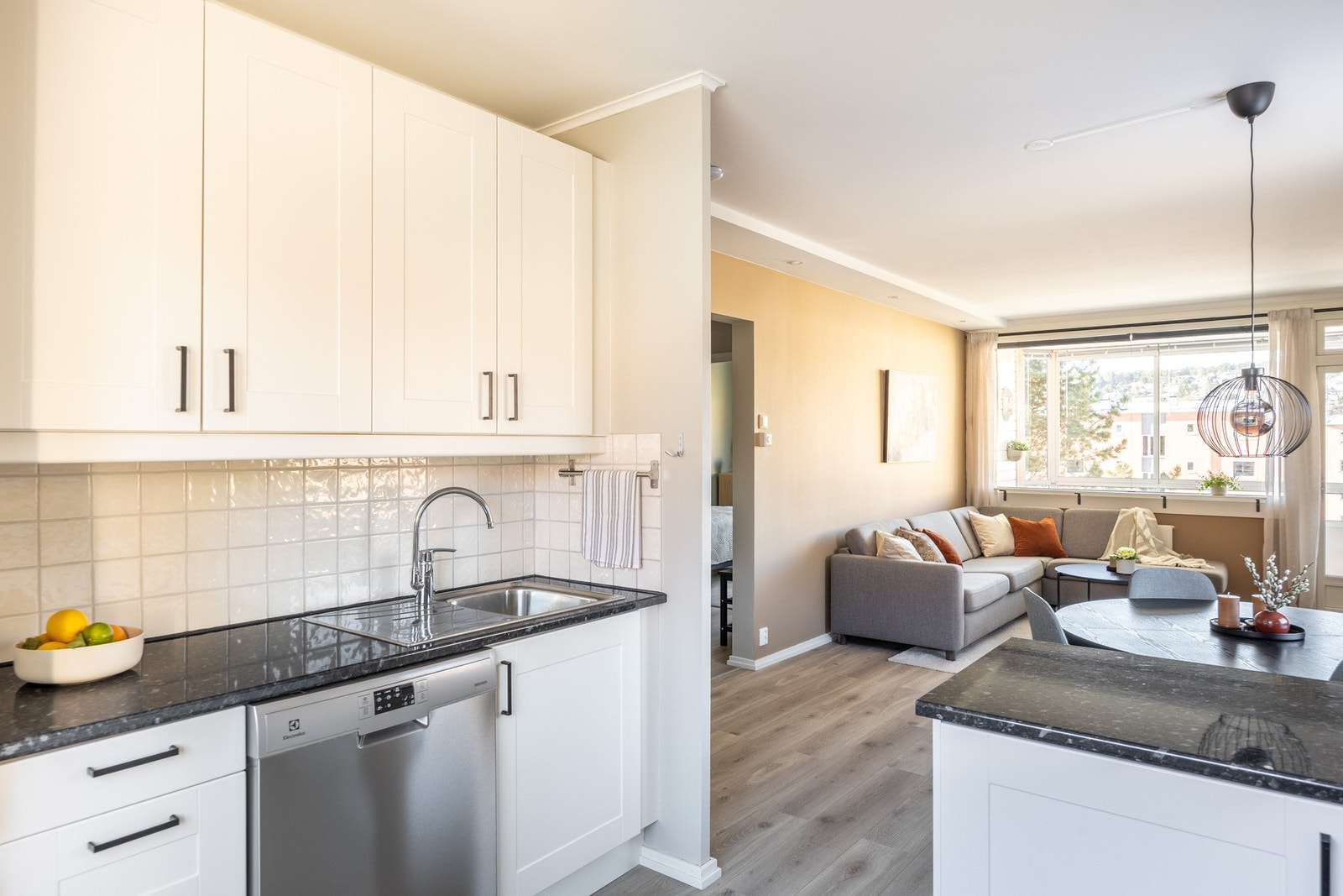 Kjøkkenet har en fin kombinasjon av både skap- og benkeplass. Galleribilde