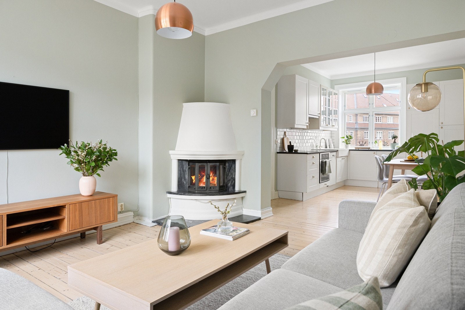 Leiligheten er gjennomgående og har svært gode lysforhold. Galleribilde