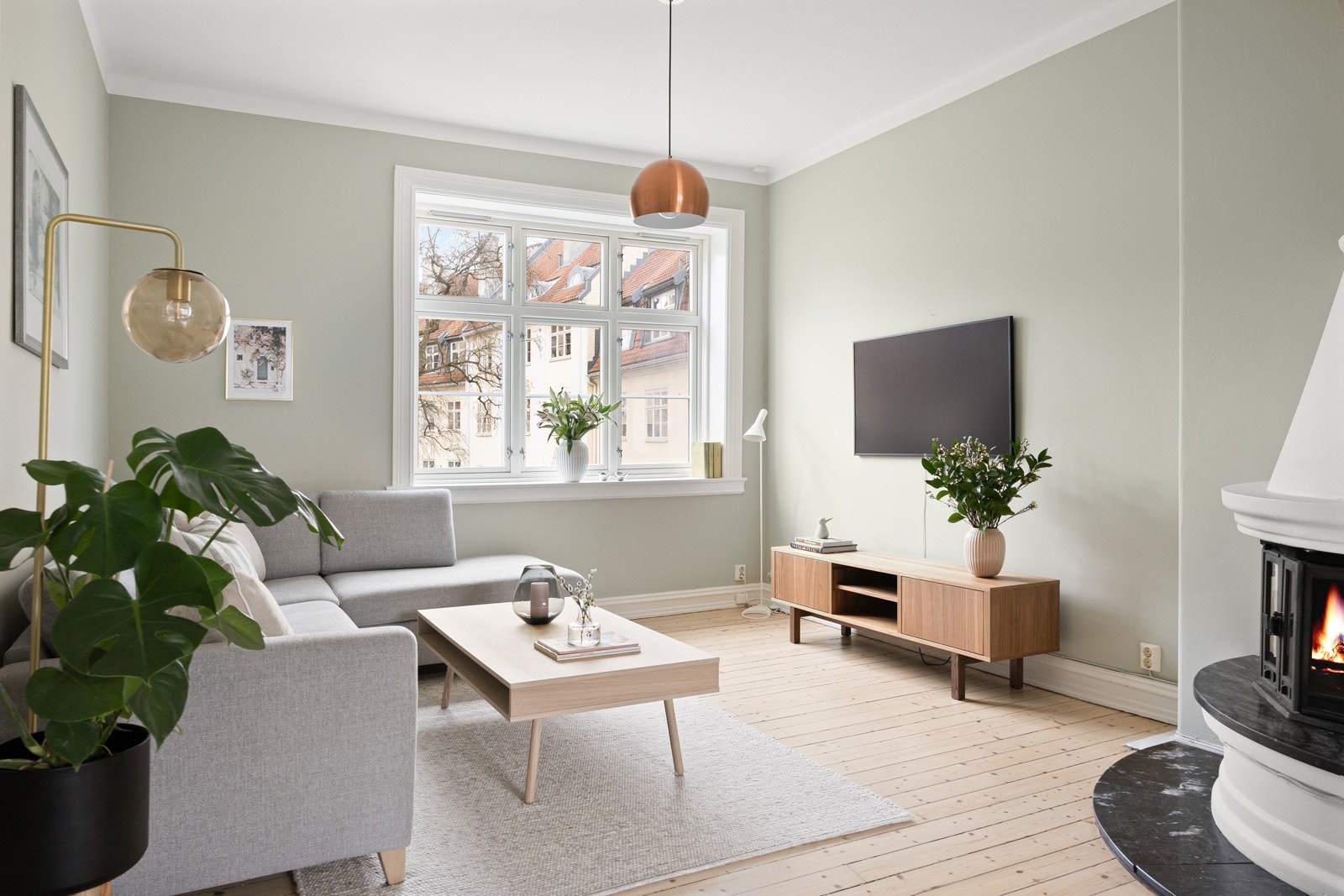 Leiligheten har en fantastisk intern beliggenhet i midt-rekken og vender mot bakgård og forhage. Galleribilde