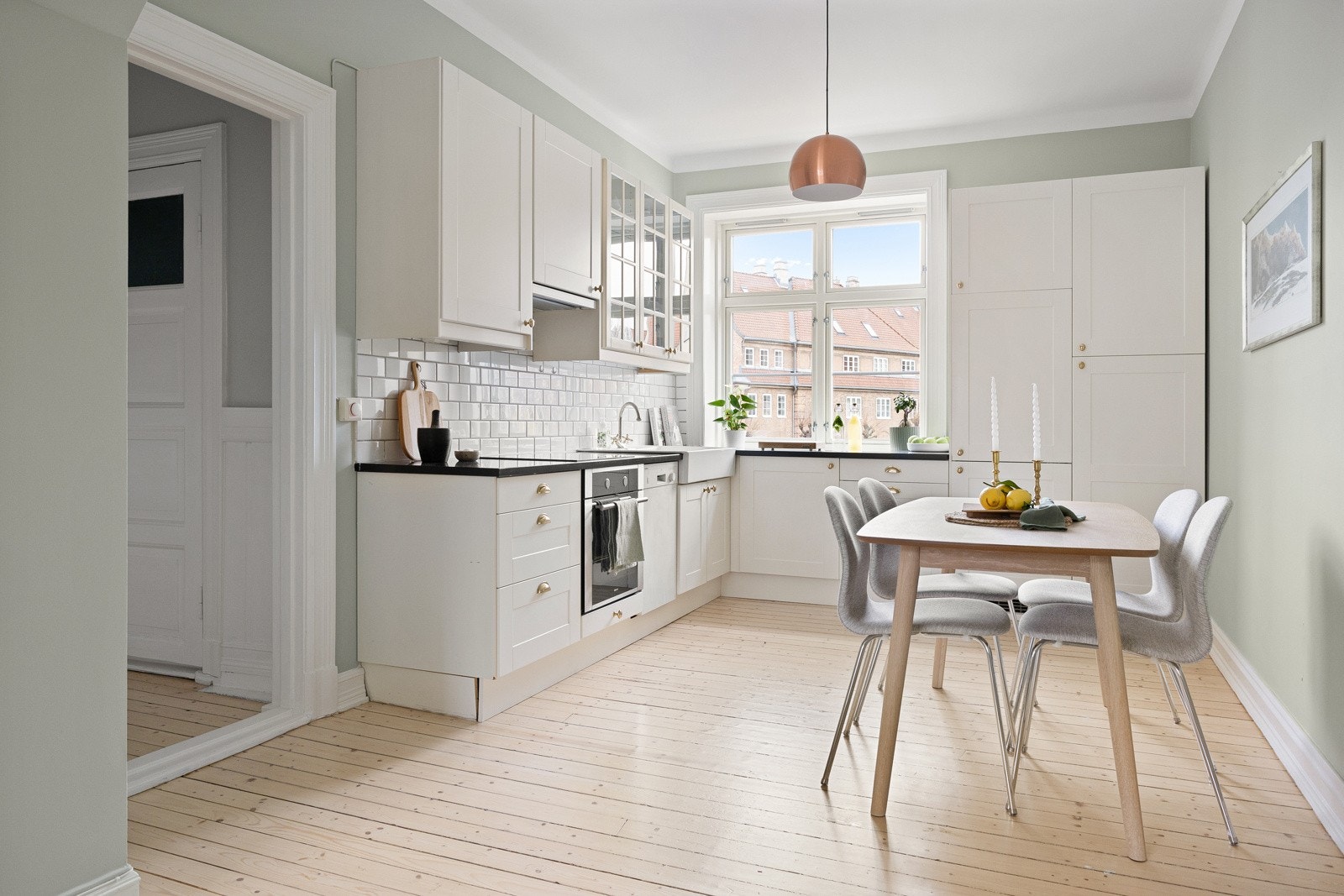 Moderne kjøkken i en klassisk Lindern-stil, med god plass til et stort spisebord. Galleribilde