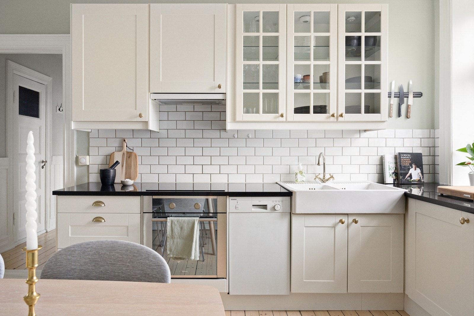 Kjøkkenet er utformet i en L-form for å gi et brukervennlig preg med mye skap- og benkeplass. Galleribilde