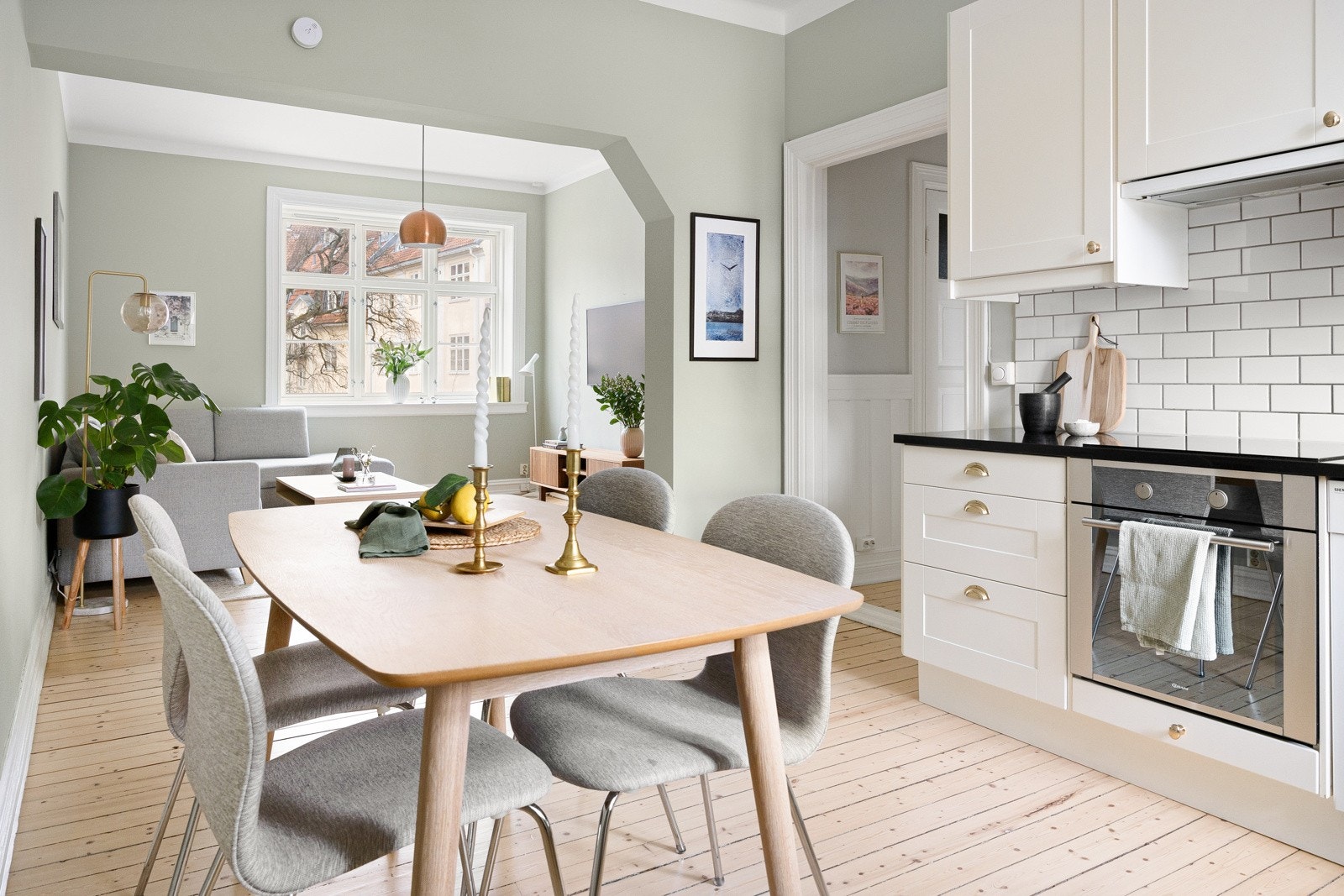 Selgers ord: "Det jeg liker aller best med leiligheten er romløsningen i kjøkken/stue. Det føles som to soner, men samtidig som et stort og luftig gjennomgående rom." Galleribilde