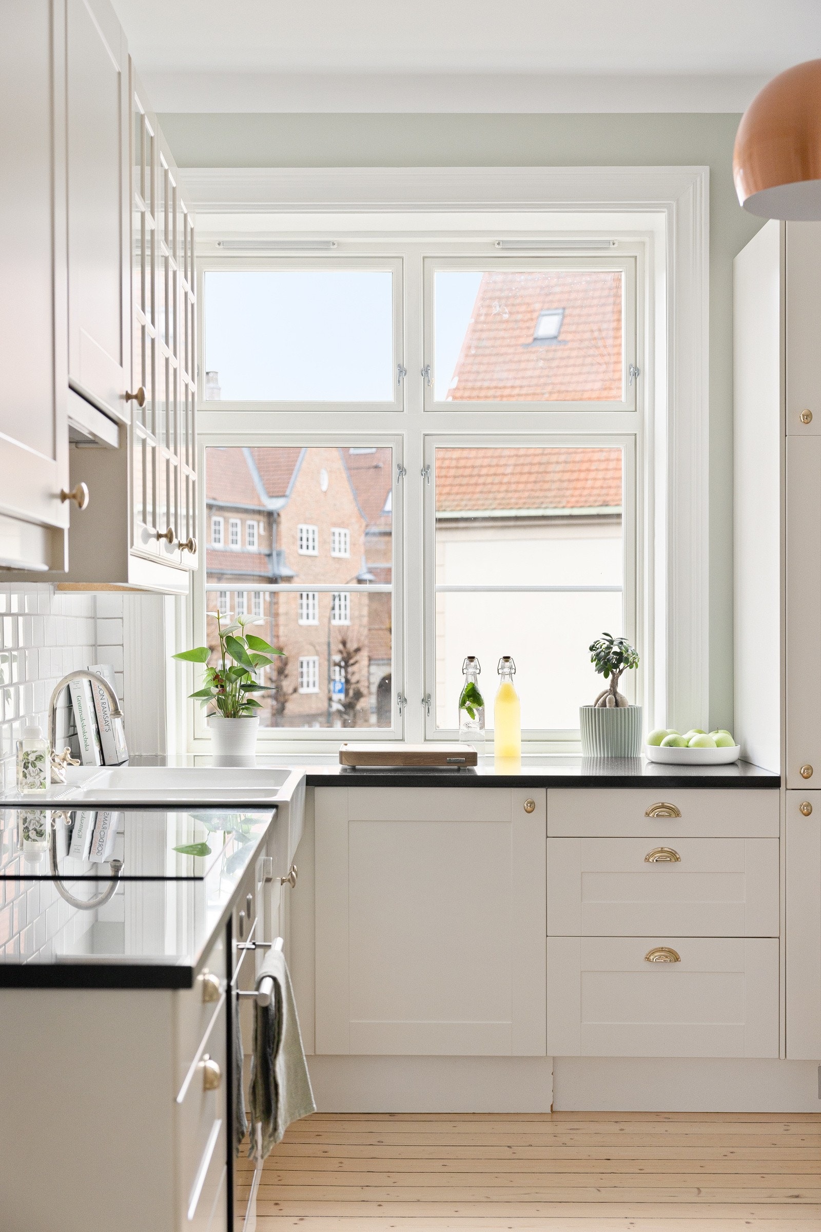 Fra kjøkkenet har du utsyn mot vakker arkitektur og frodige omgivelser. Galleribilde