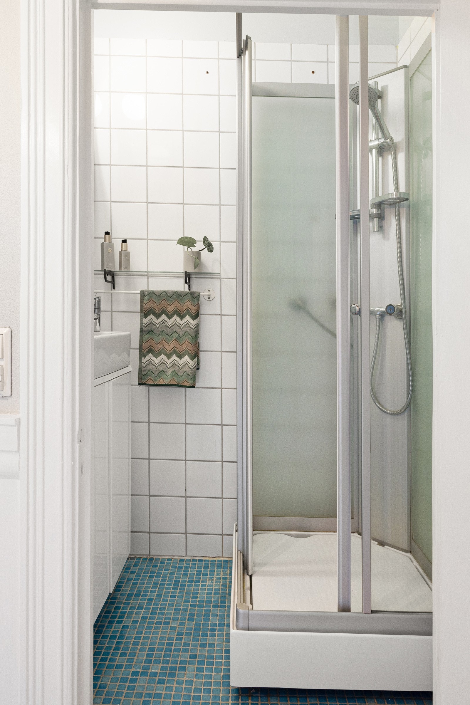 Flislagt dusjbad med dusjkabinett. Galleribilde