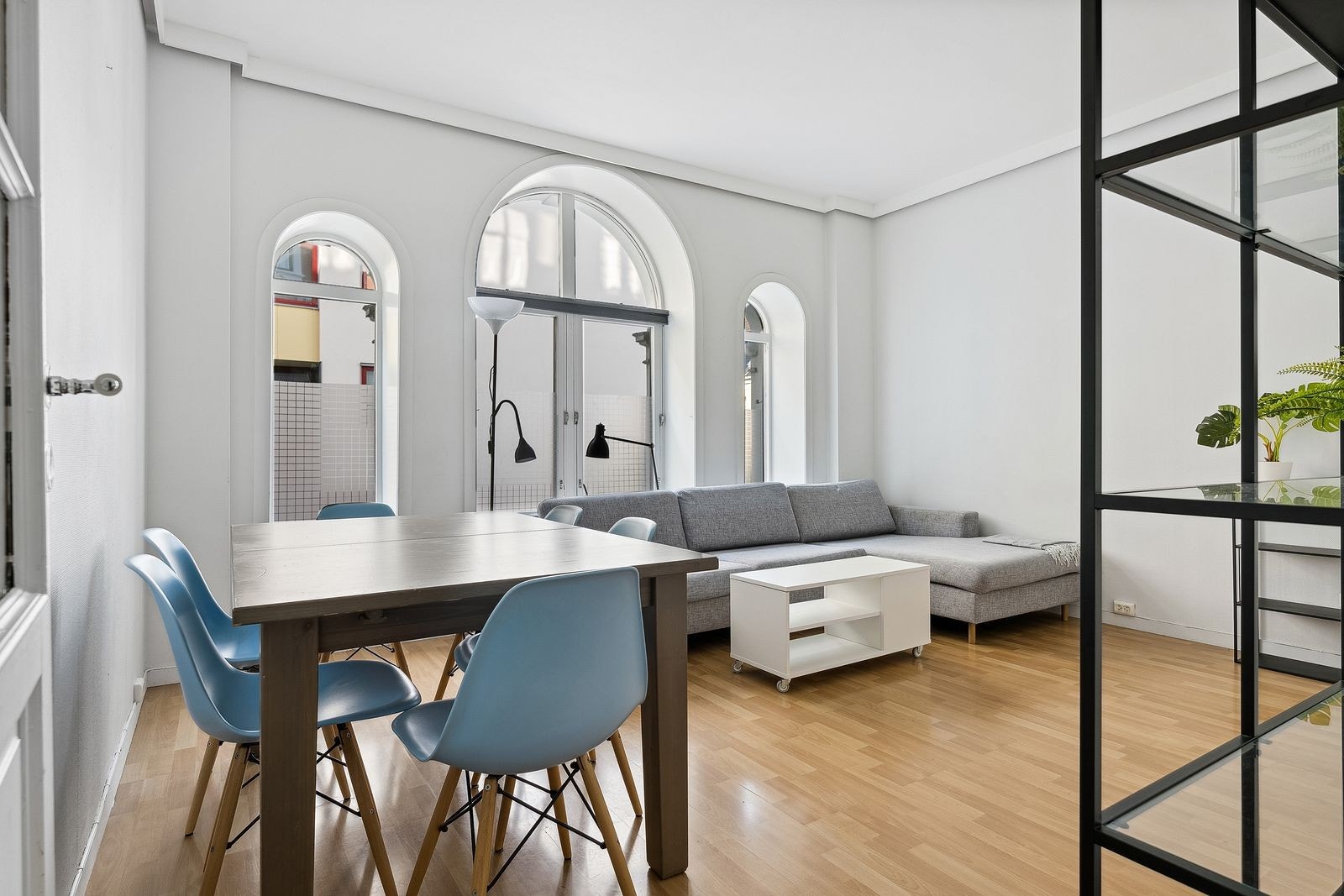 Leiligheten har en romslig stue med sofagruppe og spisebord. Galleribilde