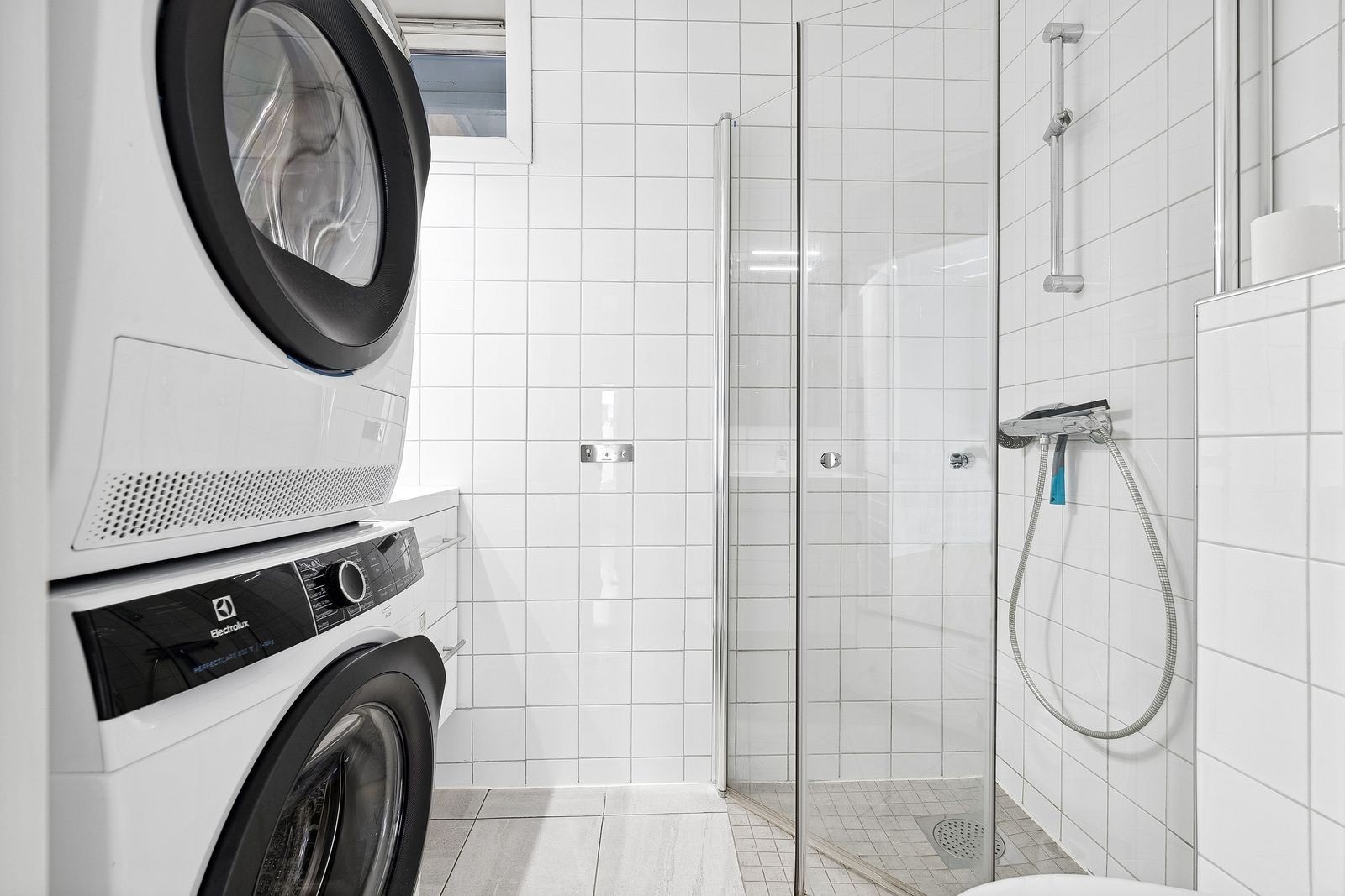 Badet har servant, dusj, toalett, vaskemaskin og tørketrommel. Galleribilde