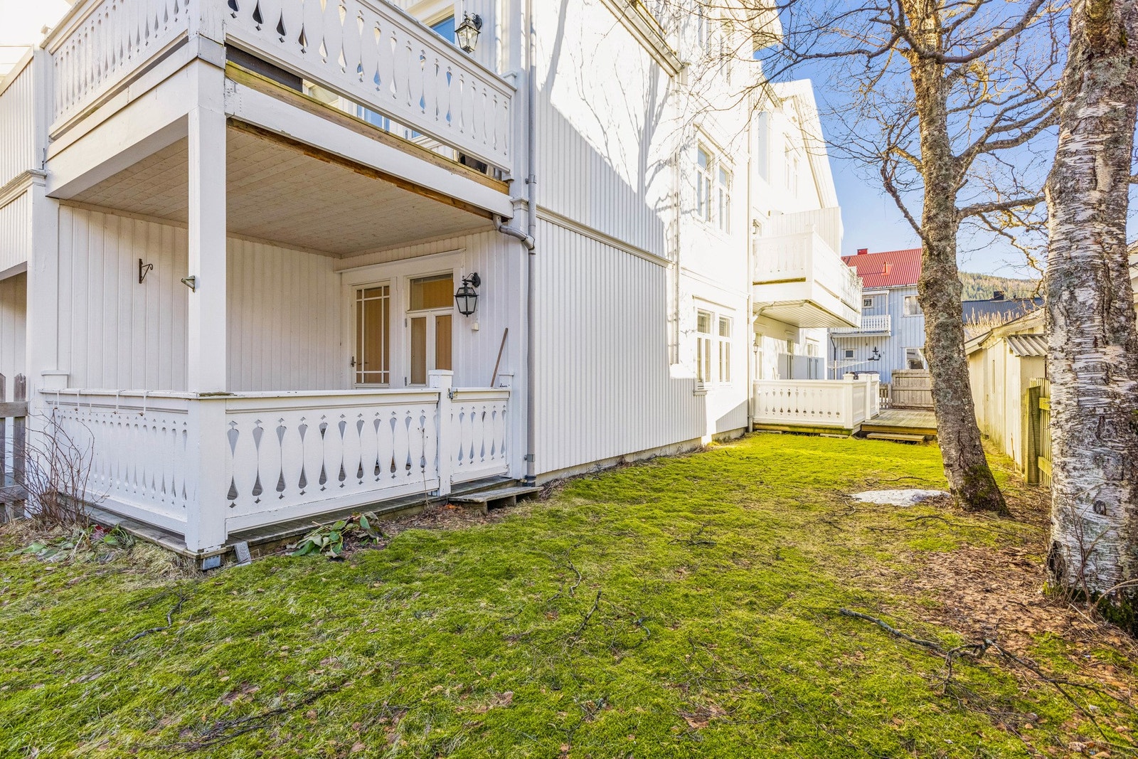 Hagearealet er til felles disponering av andelseierne. Terrassen du ser til høyre i 1. etasje tilhører også leiligheten, utgang fra et soverom. Galleribilde