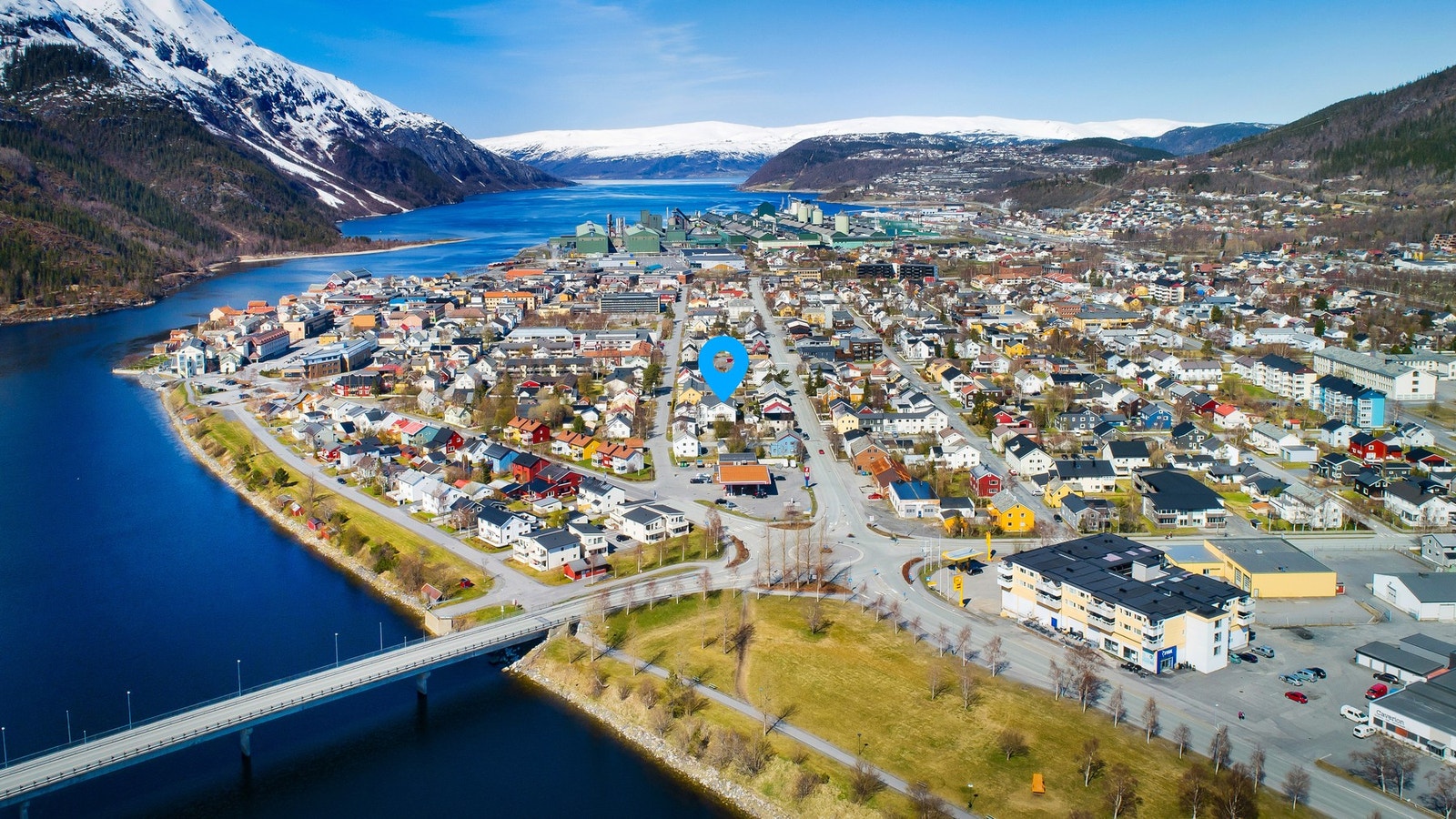 Leiligheten ligger sentralt plassert med gangavstand til alt sentrum har å by på av butikker, kaféer og matbutikker. Galleribilde