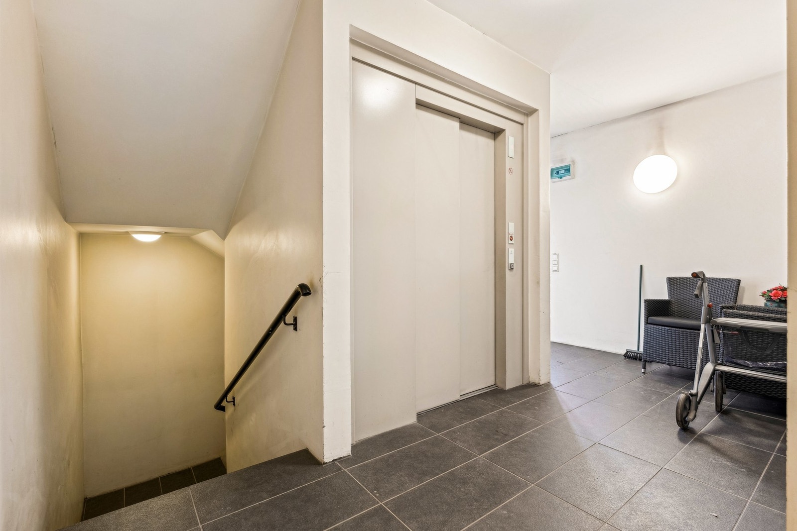 Fellesareal med tørrskodd adkomst via trapp og heis ned til parkeringskjelleren. Galleribilde