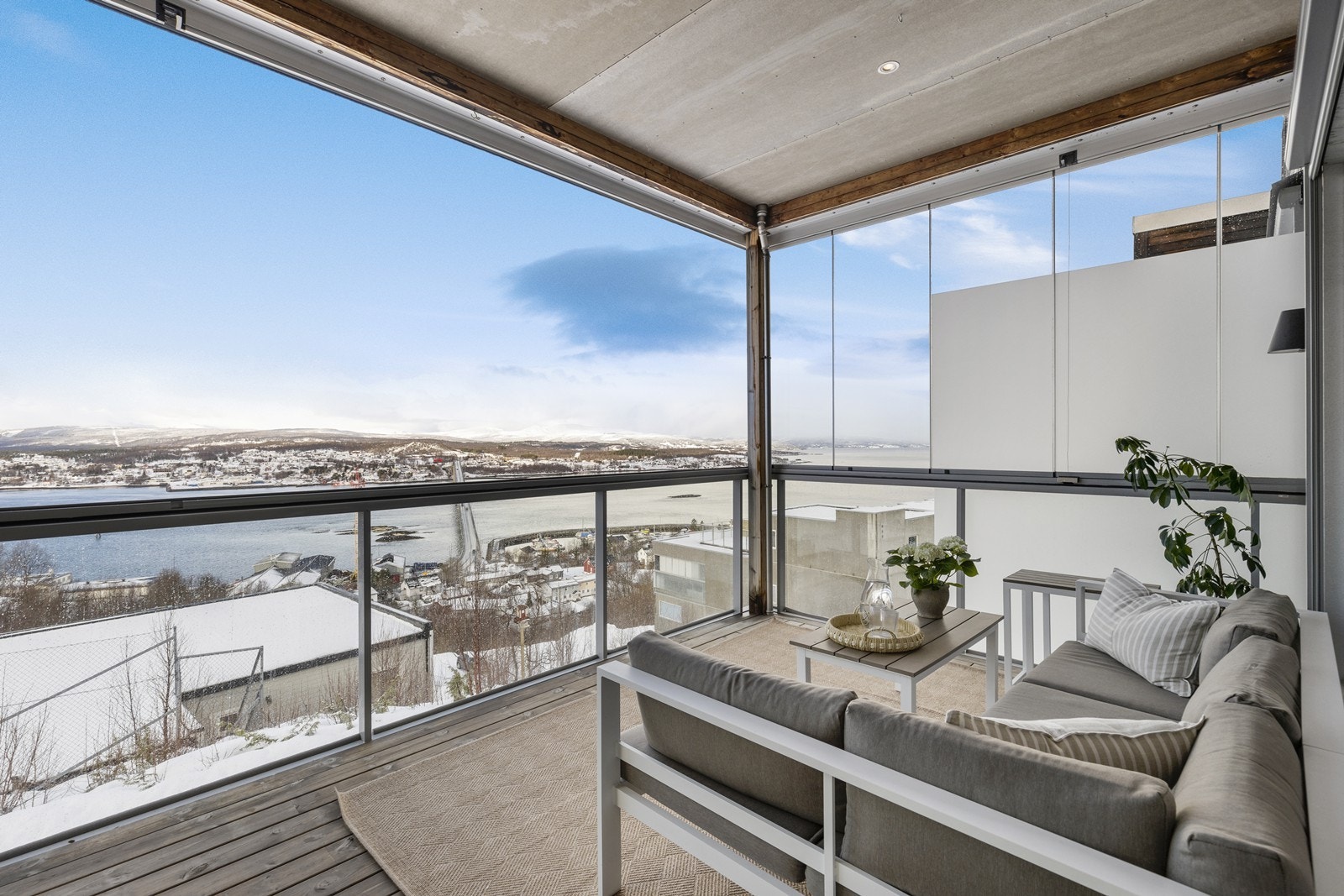 Fra stuen er det adkomst til innglasset altan hvor man kan åpne glasset om ønskelig. Galleribilde