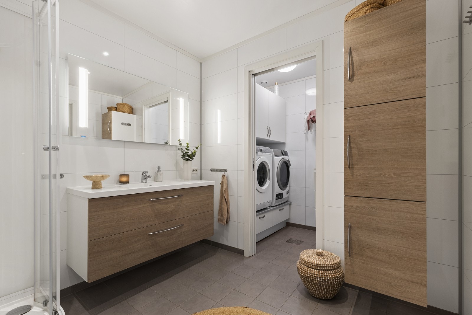 Boligen har ett bad i hver etasje! Badet i hovedetasjen har vaskerom. Galleribilde