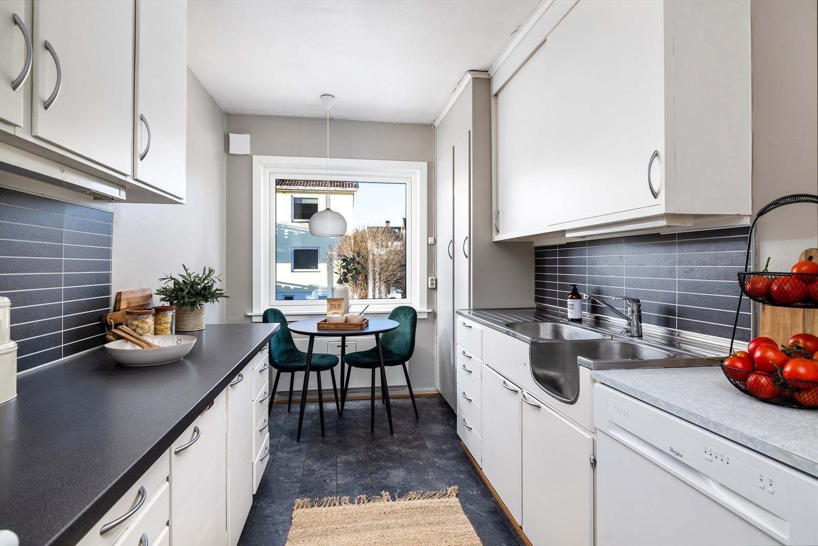 Kjøkken med spiseplass. Galleribilde