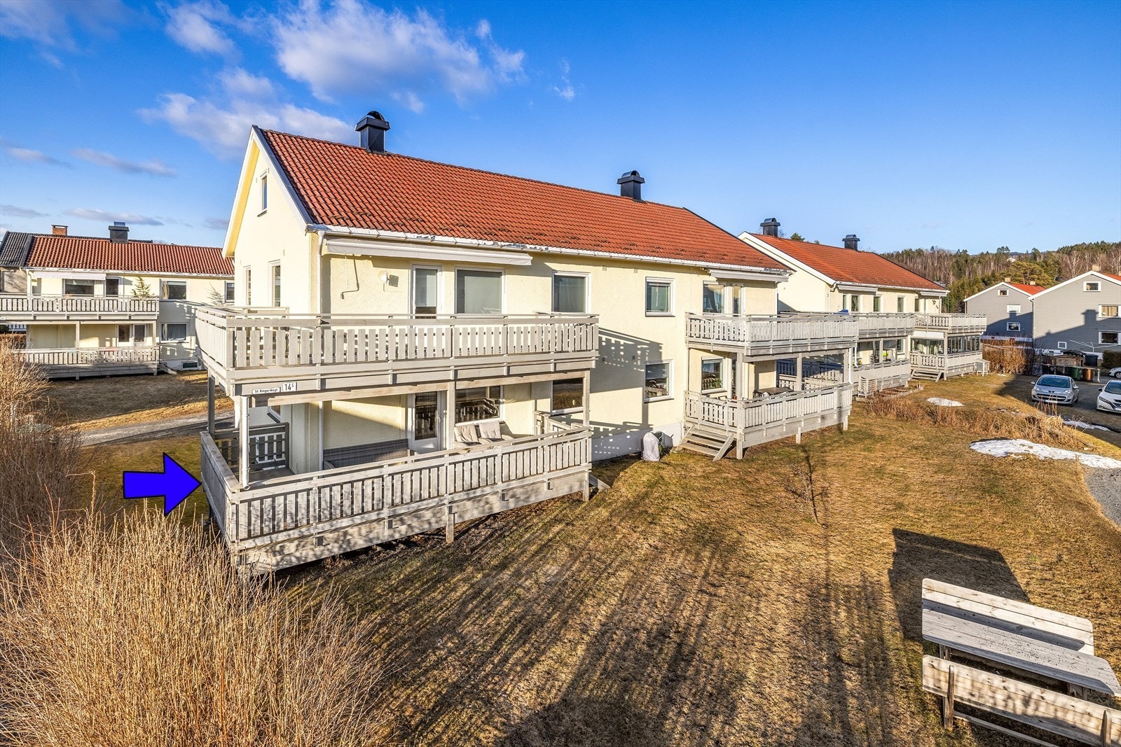 Leiligheten ligger flott til i 1. etasje med stor solrik terrasse og enkel adkomst til hagen. Galleribilde