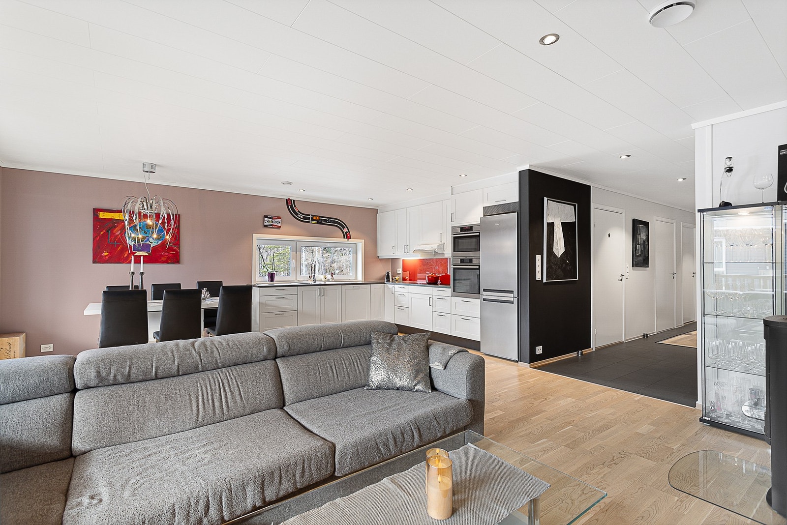 Åpen løsning mellom stue og kjøkken Galleribilde