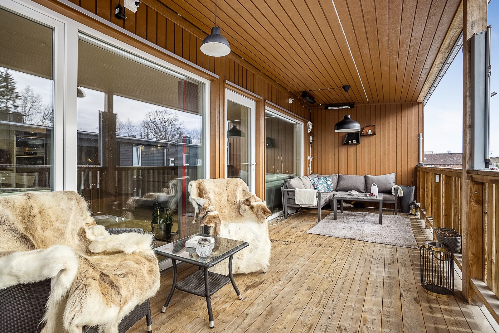 Balkongen er utstyrt med varmelamper Galleribilde