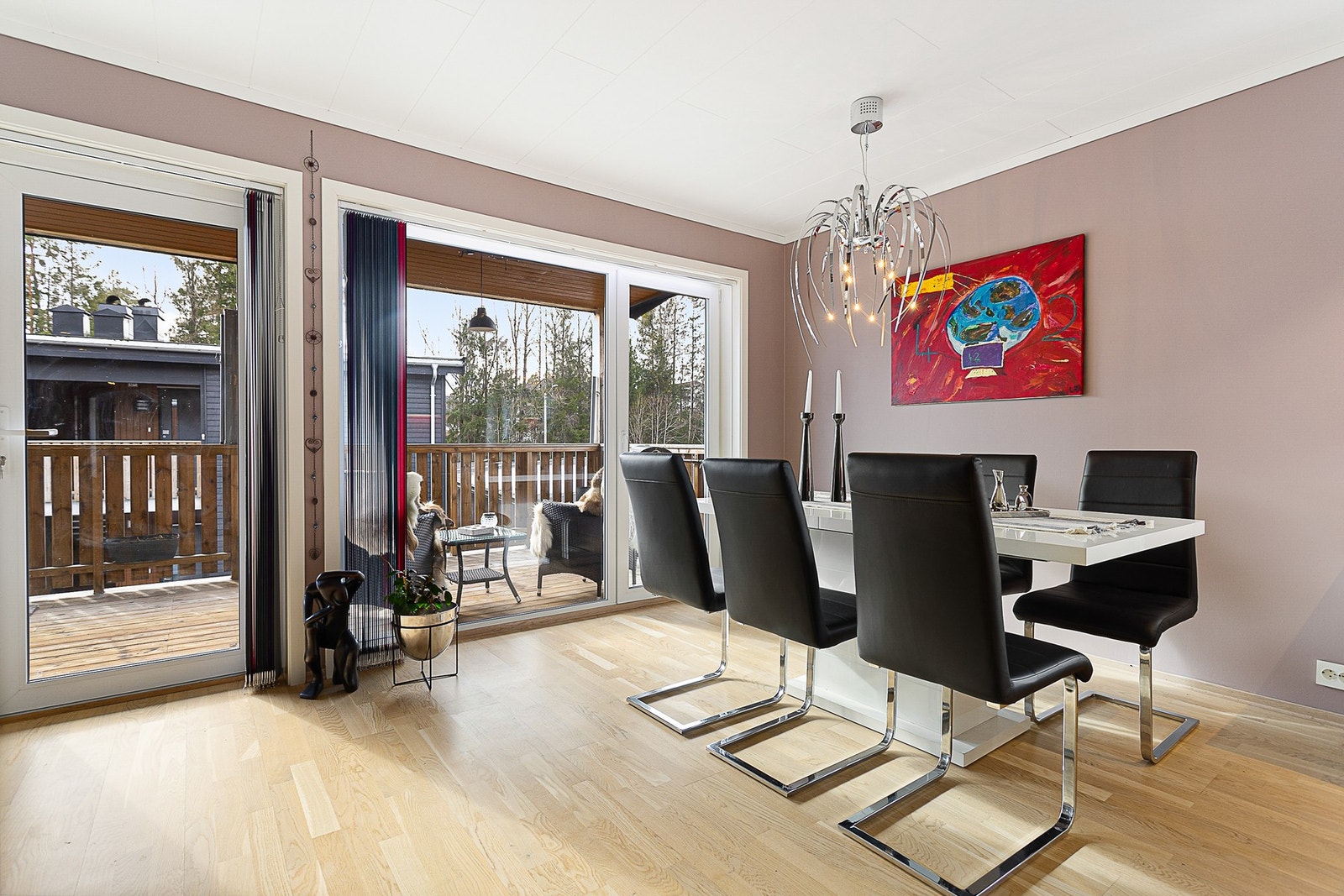 Fra stuen har man utgang til solrik balkong Galleribilde