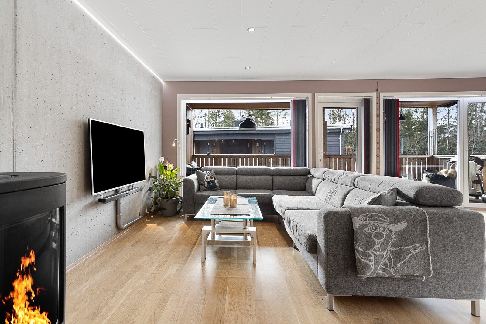 Stuen er utstyrt med peisovn Galleribilde