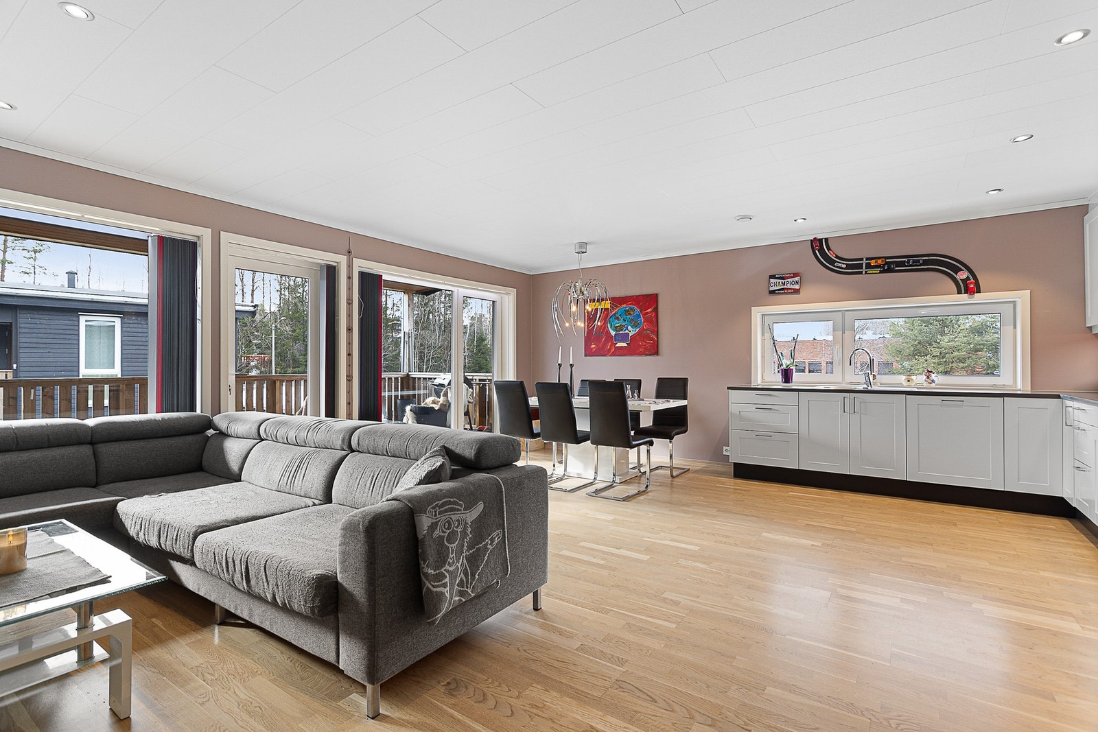 Lys og trivelig stue med gode vindusflater. Galleribilde