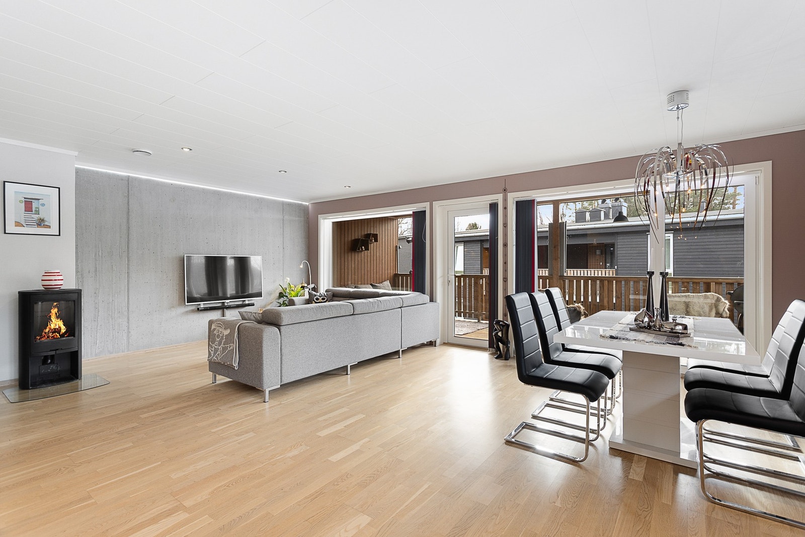 Leiligheten har store vindusflater som gir rikelig med naturlig sollys til rommet Galleribilde