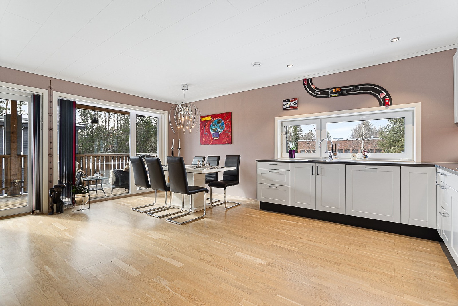 Flott kjøkken med mye benkeplass, og oppbevaringsplass i skuffer og skap. Galleribilde