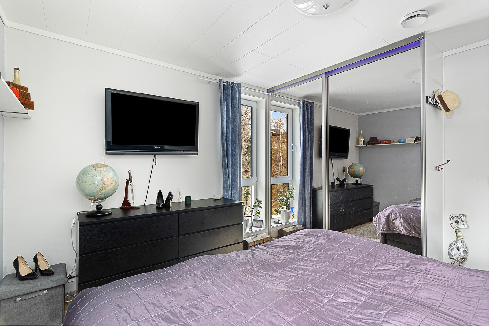 Hovedsoverommet er utstyrt med romslig skyvedørsgarderobe Galleribilde