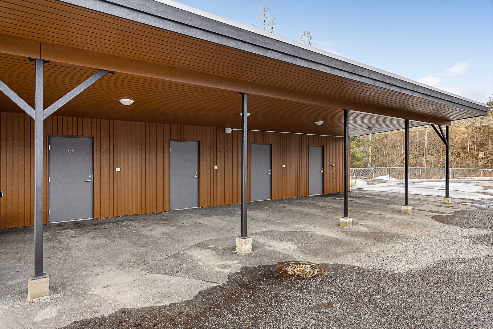 Parkering i carport med tilhørende bod Galleribilde