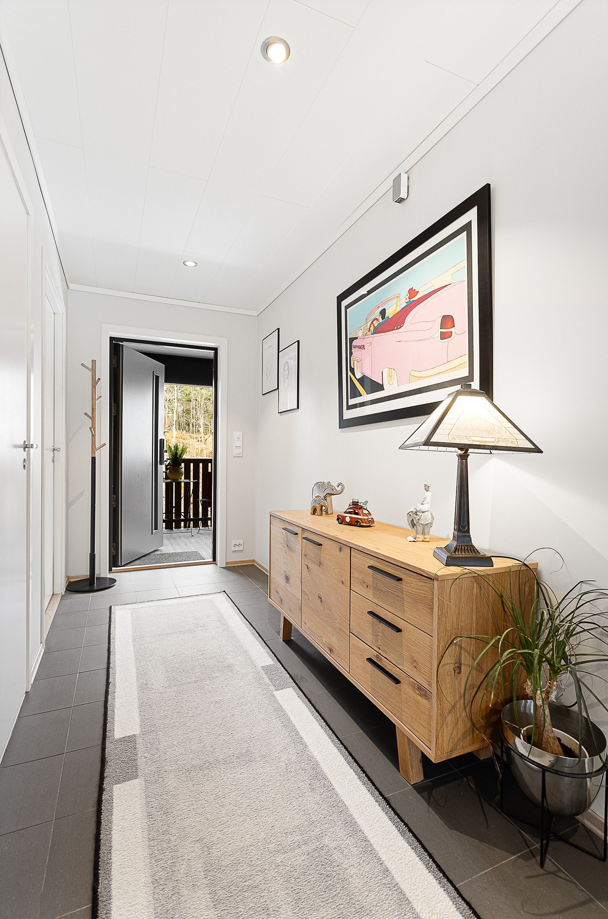 Velkommen inn! Romslig og innbydende entré med skyvedørsgarderobe. Flislagt gulv med behagelige varmekabler. Galleribilde