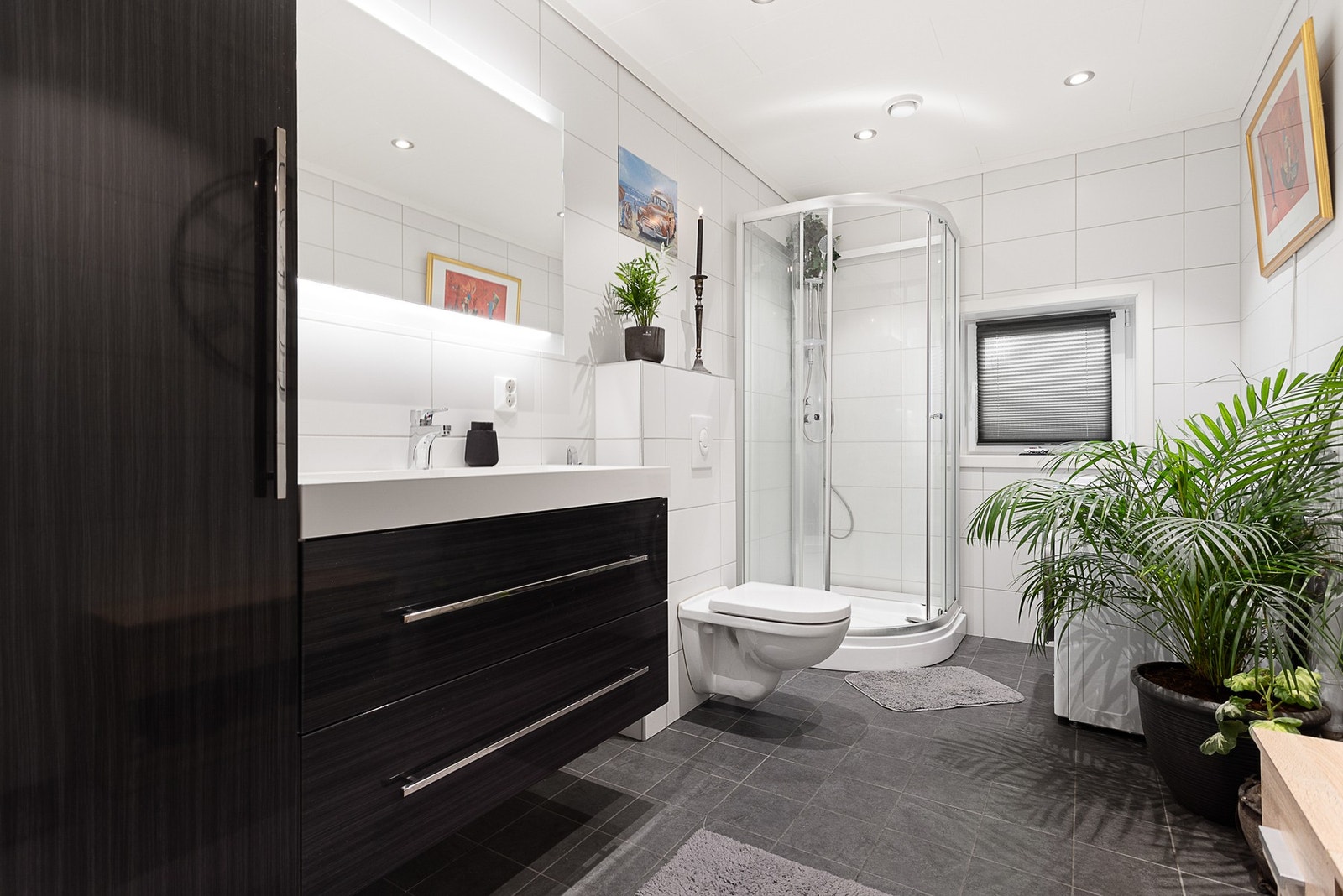 Badet er delikat og moderne, med flislagt gulv med varmekabler og flis på vegg Galleribilde