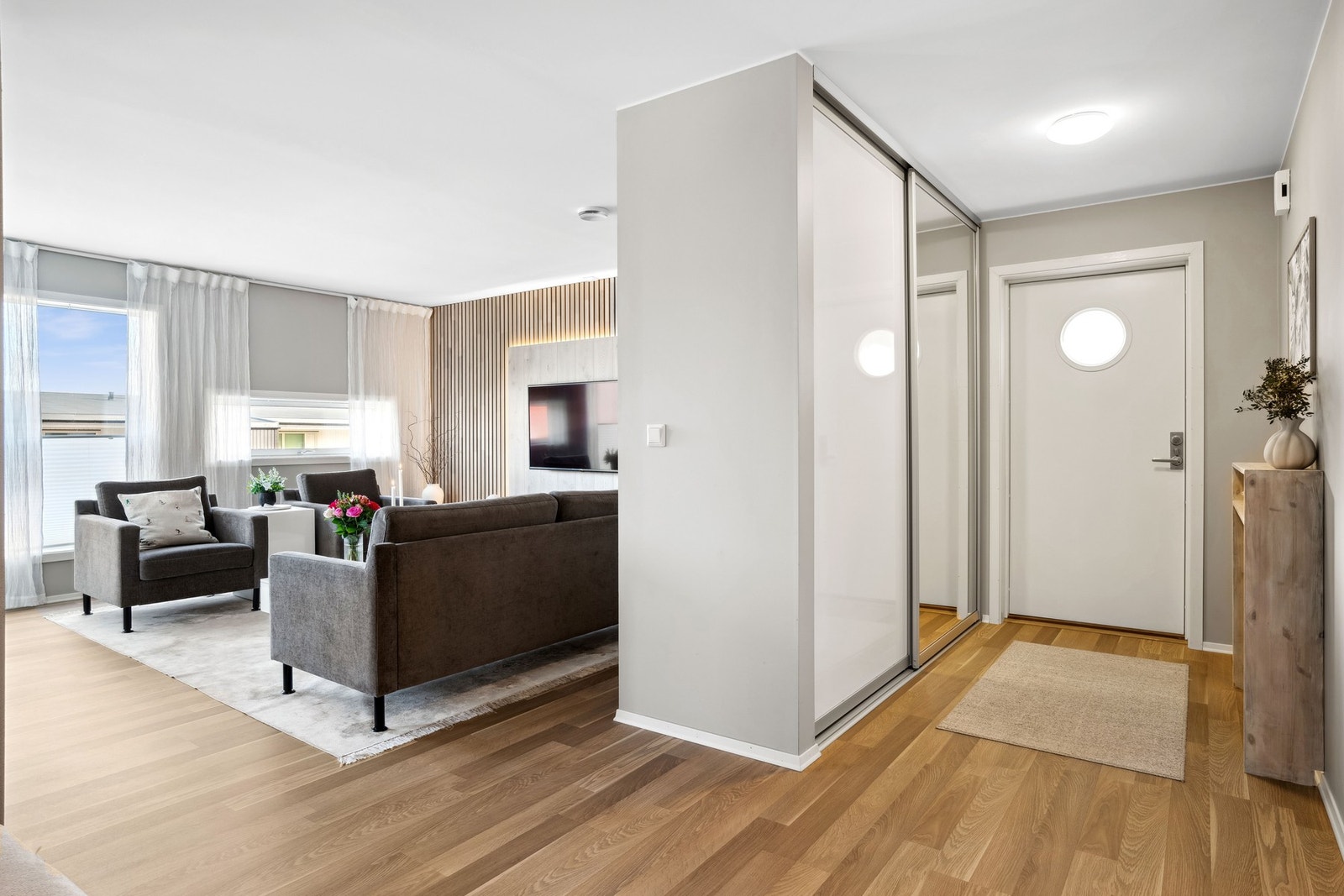 Gang og entré med skyvedørsgarderobe Galleribilde