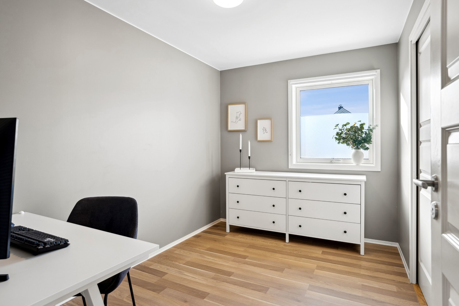 Soverom på 8 kvm. har adkomst til bod/vaskerom Galleribilde