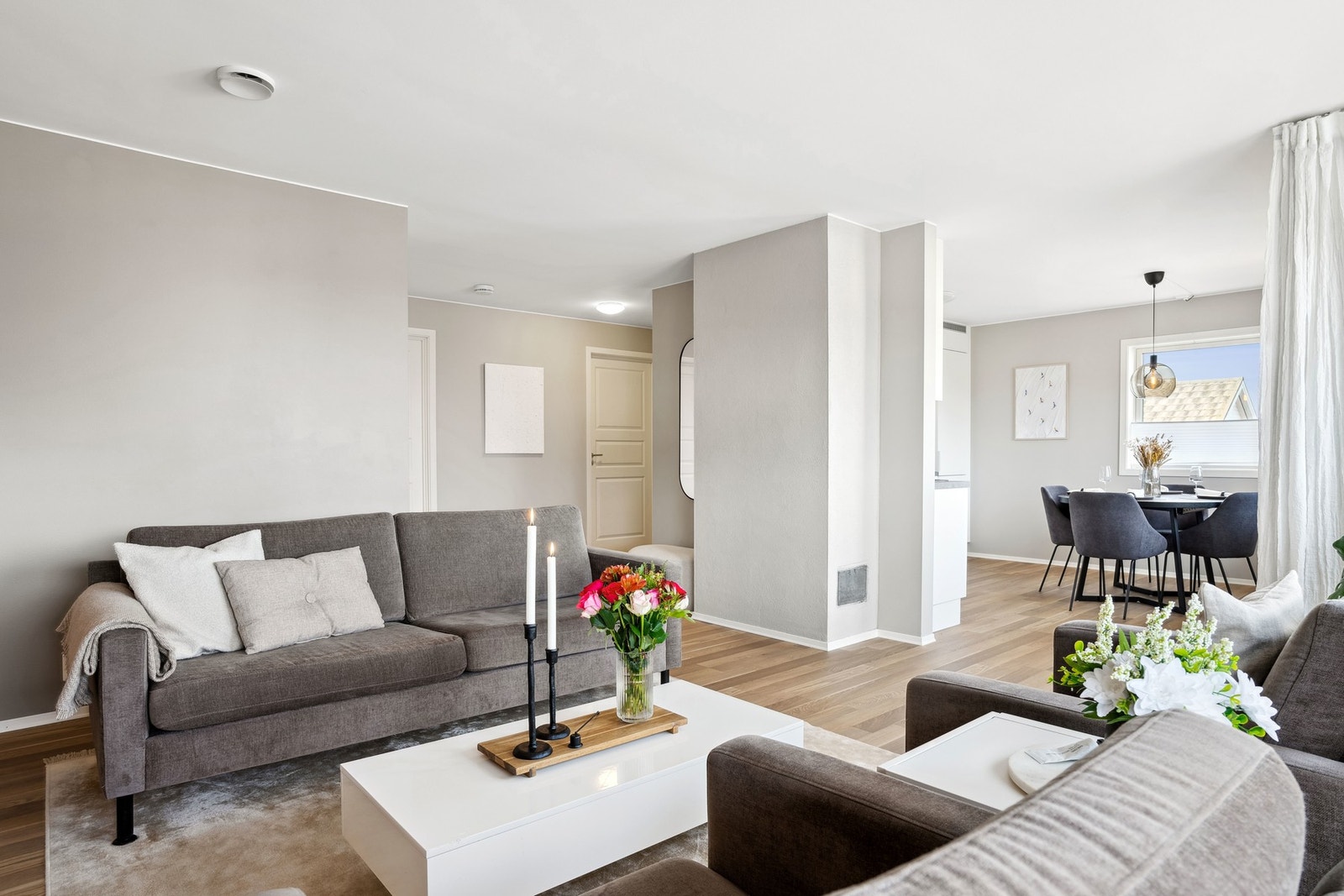 Stuen har plass til sofagruppe, spisebord, oppbevaringsmøblement m.m. Galleribilde