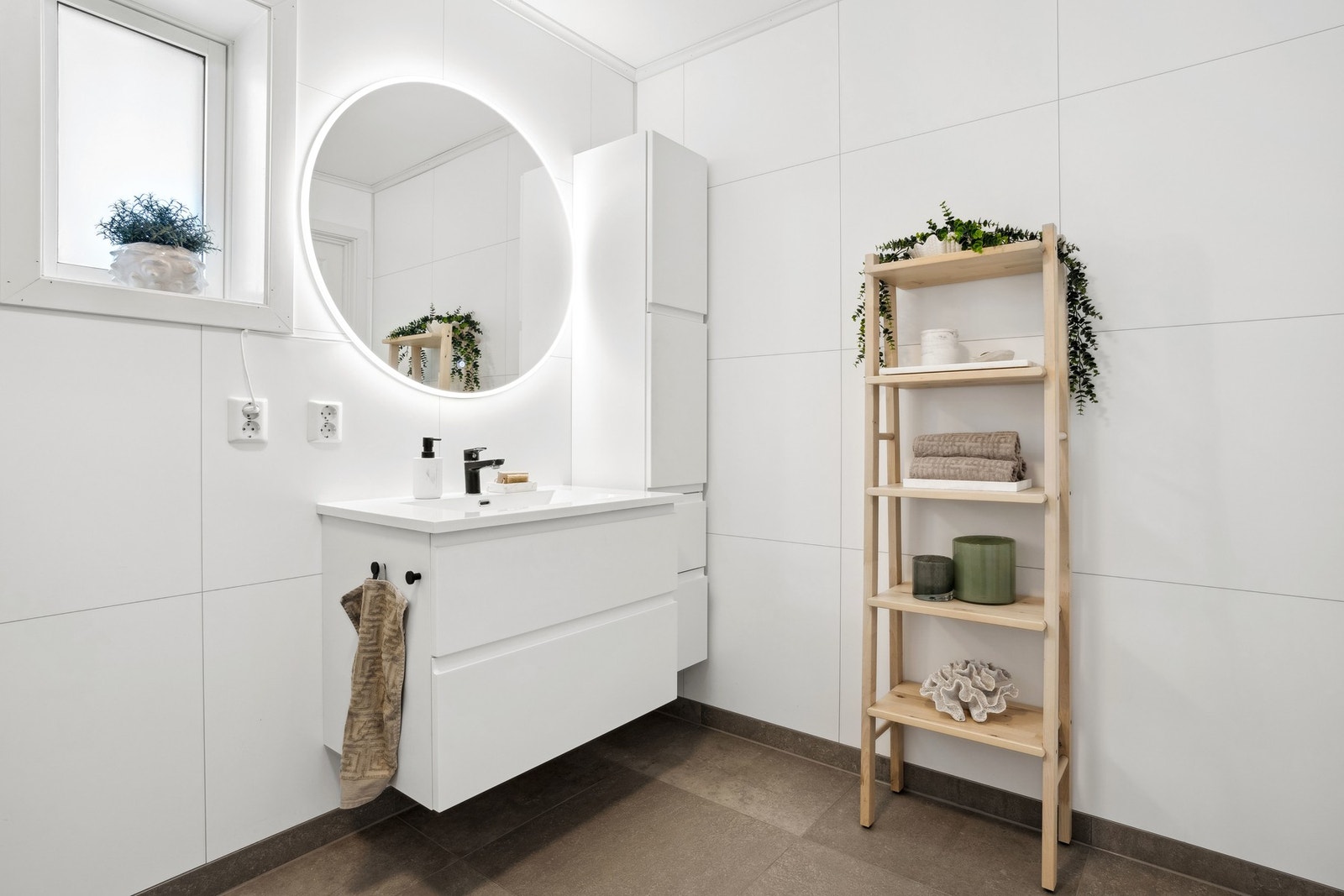Badet er utstyrt med baderomsinnredning, dusjplass og toalett Galleribilde