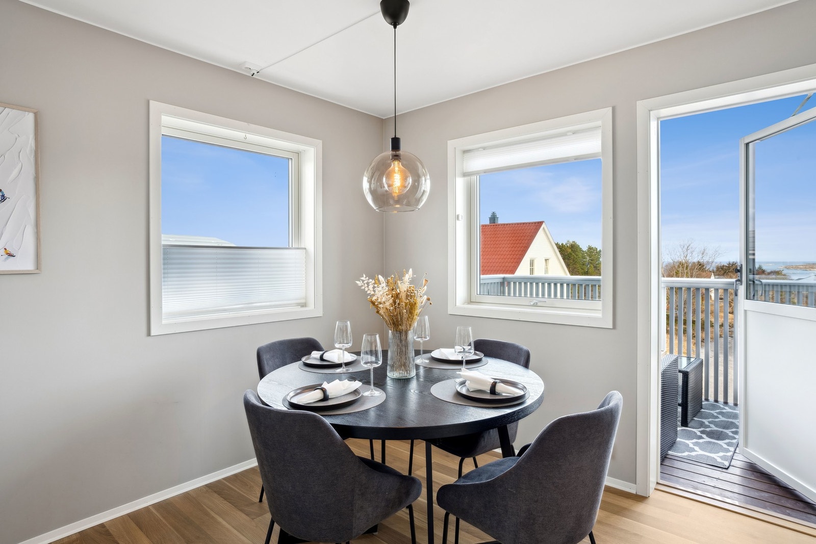 Plass til spisebord i tilknytting til kjøkkenet. Utgang til balkong Galleribilde