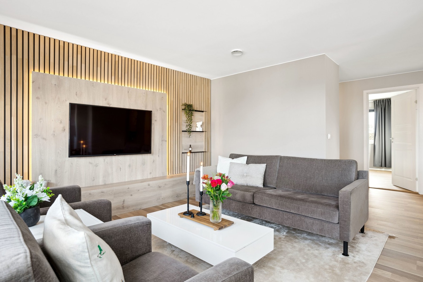 Pen stue med spilevegg som rammer inn TV'en Galleribilde