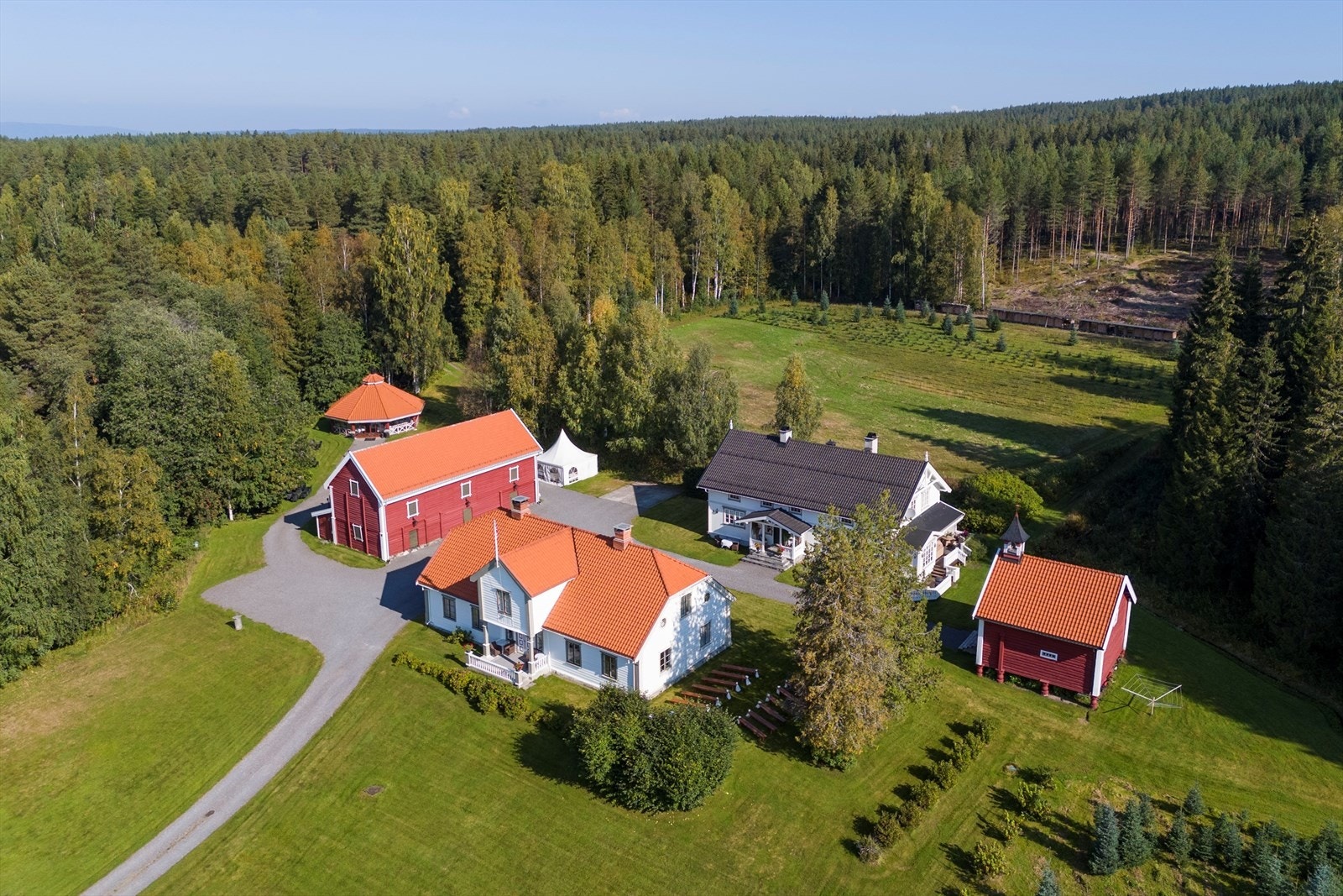 Salg av juletrær er en velkjent tradisjon på Munthegaarden Galleribilde