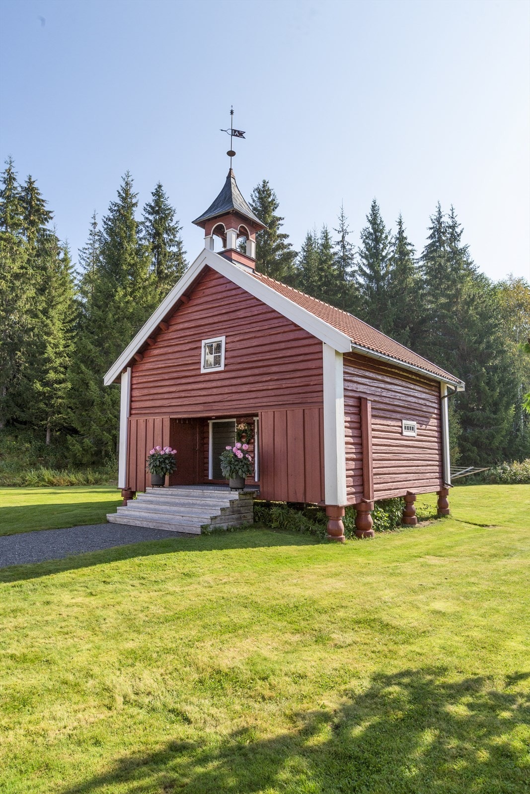 Stabburet fra 1850 er opprinnelig et tradisjonelt stabbur i 2 etasjer Galleribilde