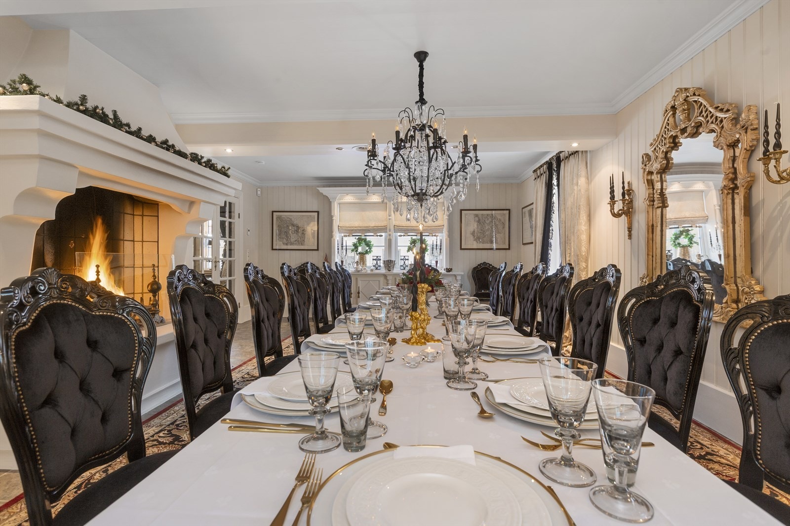 Fra hallen har man adgang til den flotte spisestuen med god plass til å dekke på til inntil 20 gjester. Her er bla. en flott peis og plassbygde skap Galleribilde