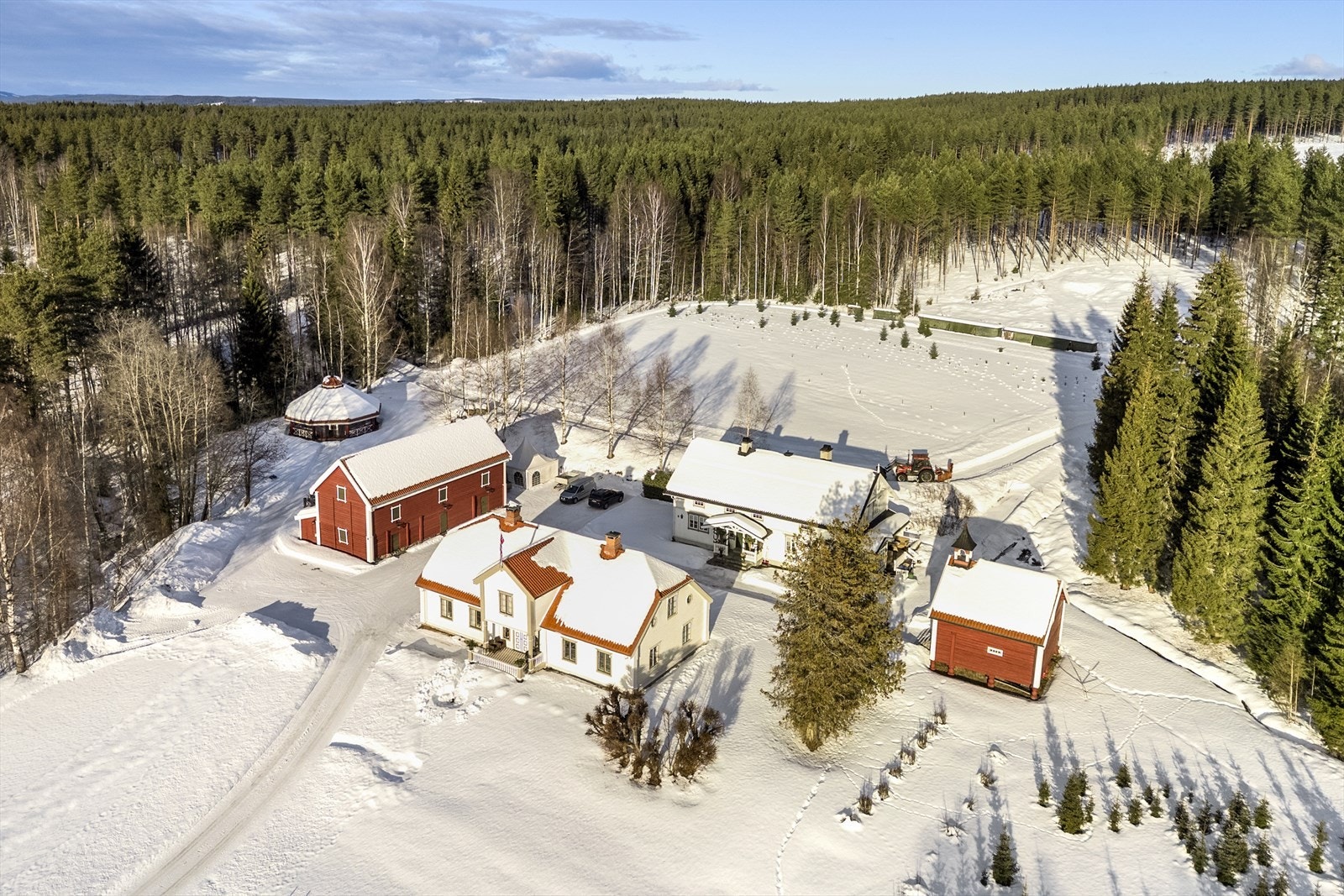 Bygningsmassen på eiendommen består av våningshus, kårbolig, låve, paviljong, stabbur og et eldre sommerfjøs Galleribilde