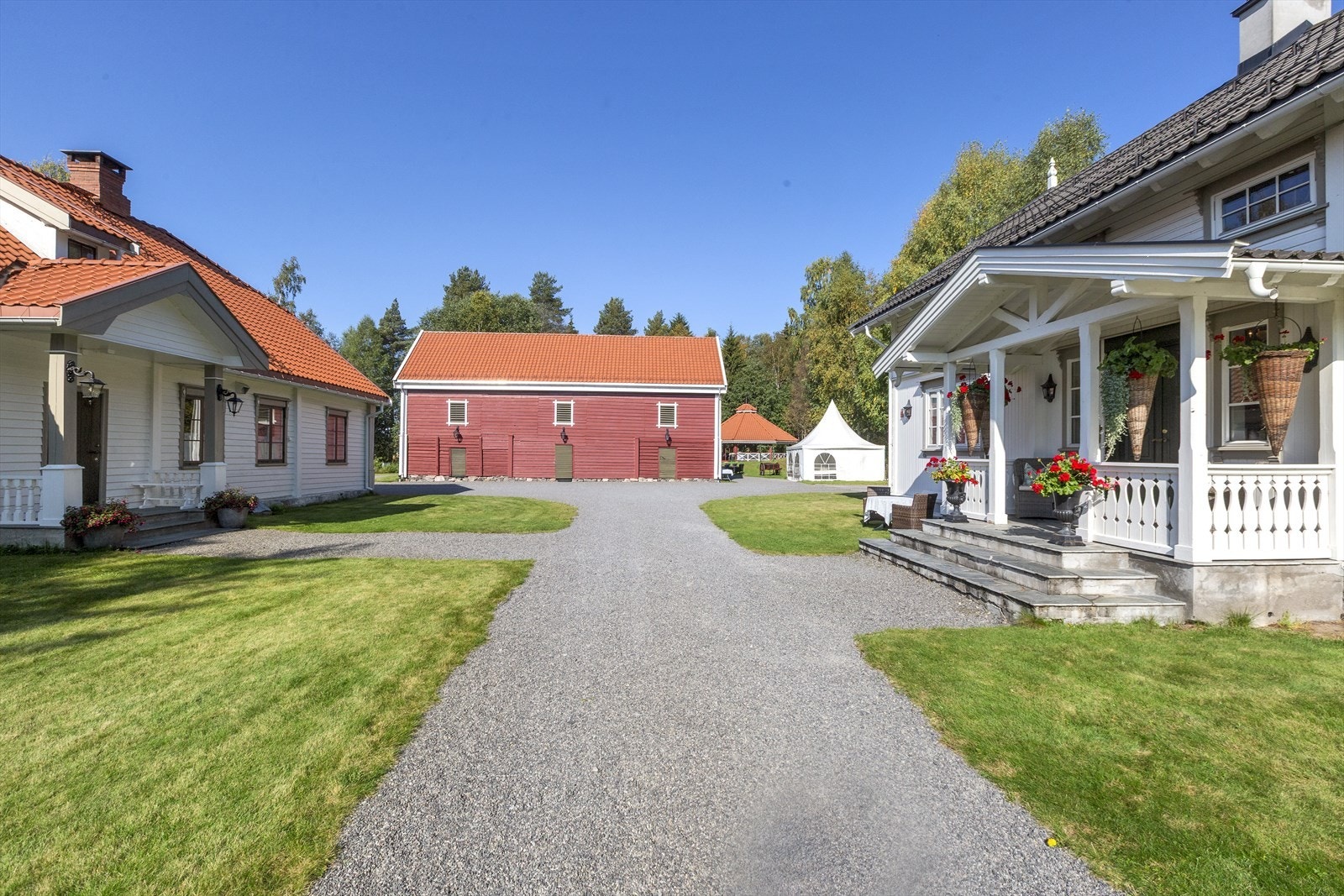 Det er plass for inntil 78 personer til bords i låven Galleribilde