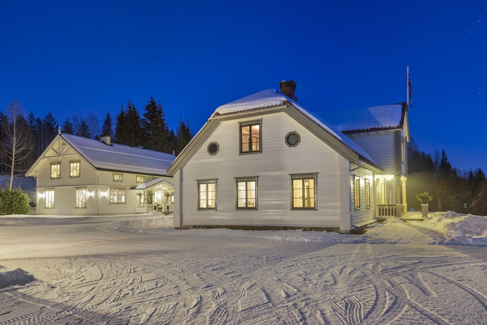 Hovedetasjen i Munthehuset, Solørvegen 442 består av gang, storgang, 3 stuer, kjøkken, bad og soverom Galleribilde